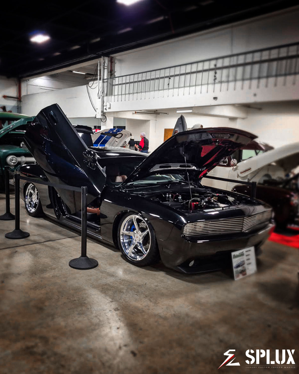 challenger with concave wheels front three-quarter view on Brilliant Black Crystal Pearlcoat 2009 Dodge Challenger R/T