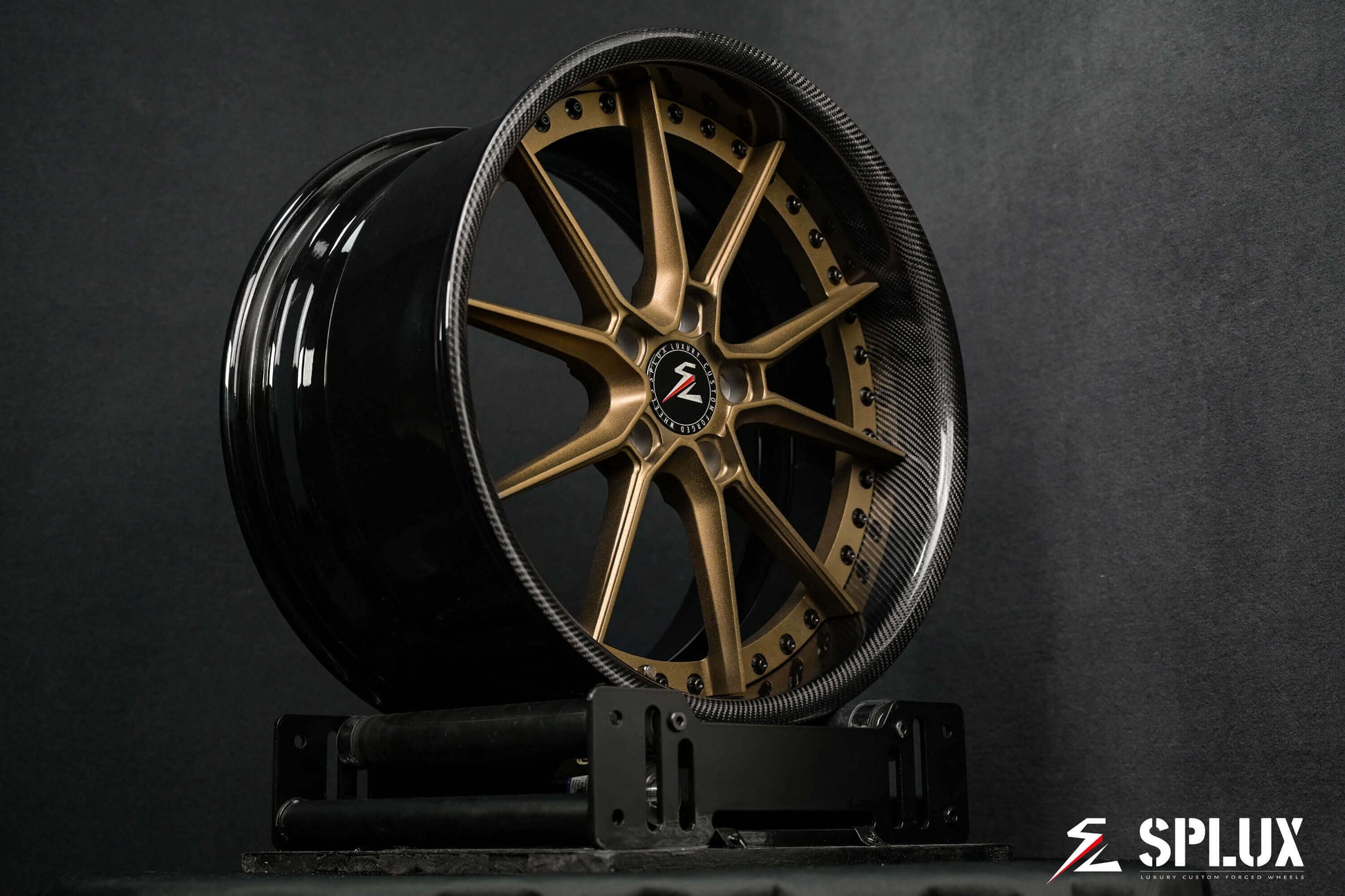 Upgrade your 1989/1993 Toyota Pickup 4x4 with Splux SF-02 aftermarket wheels, featuring carbon fiber options and high-performance wheel spacers.