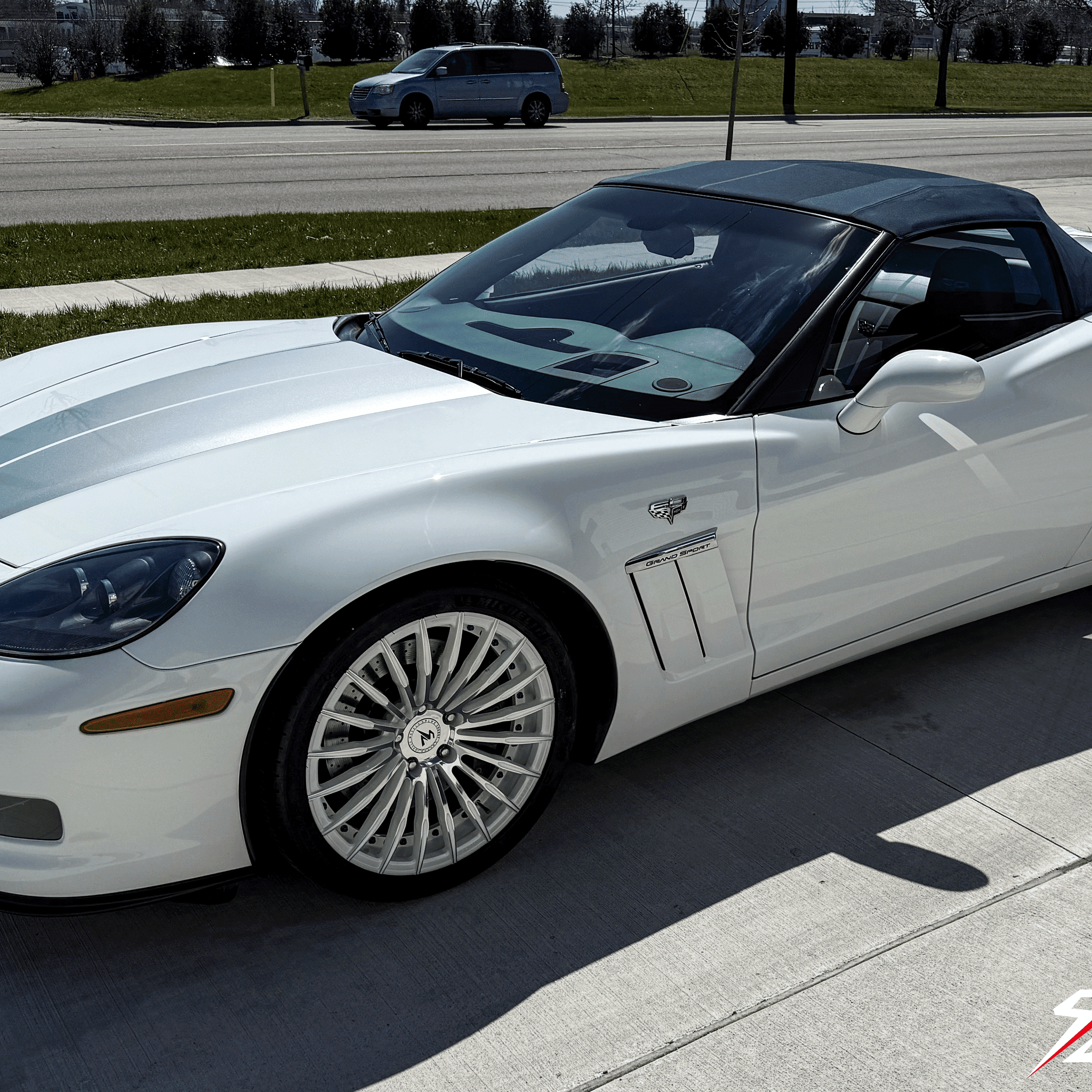 Corvette C6 60th Anniversary Grand Sport in Arctic White with chrome face, featuring super concave forged wheels by Splux.