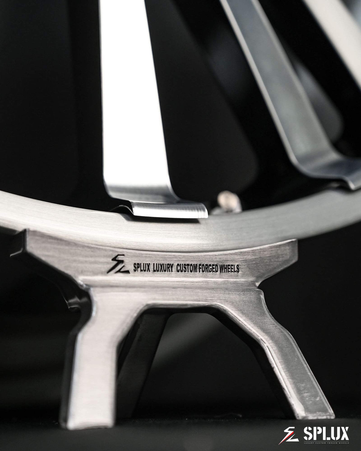 aftermarket wheels on honda accord.chrome face and black deep lip wheels have a classic style.