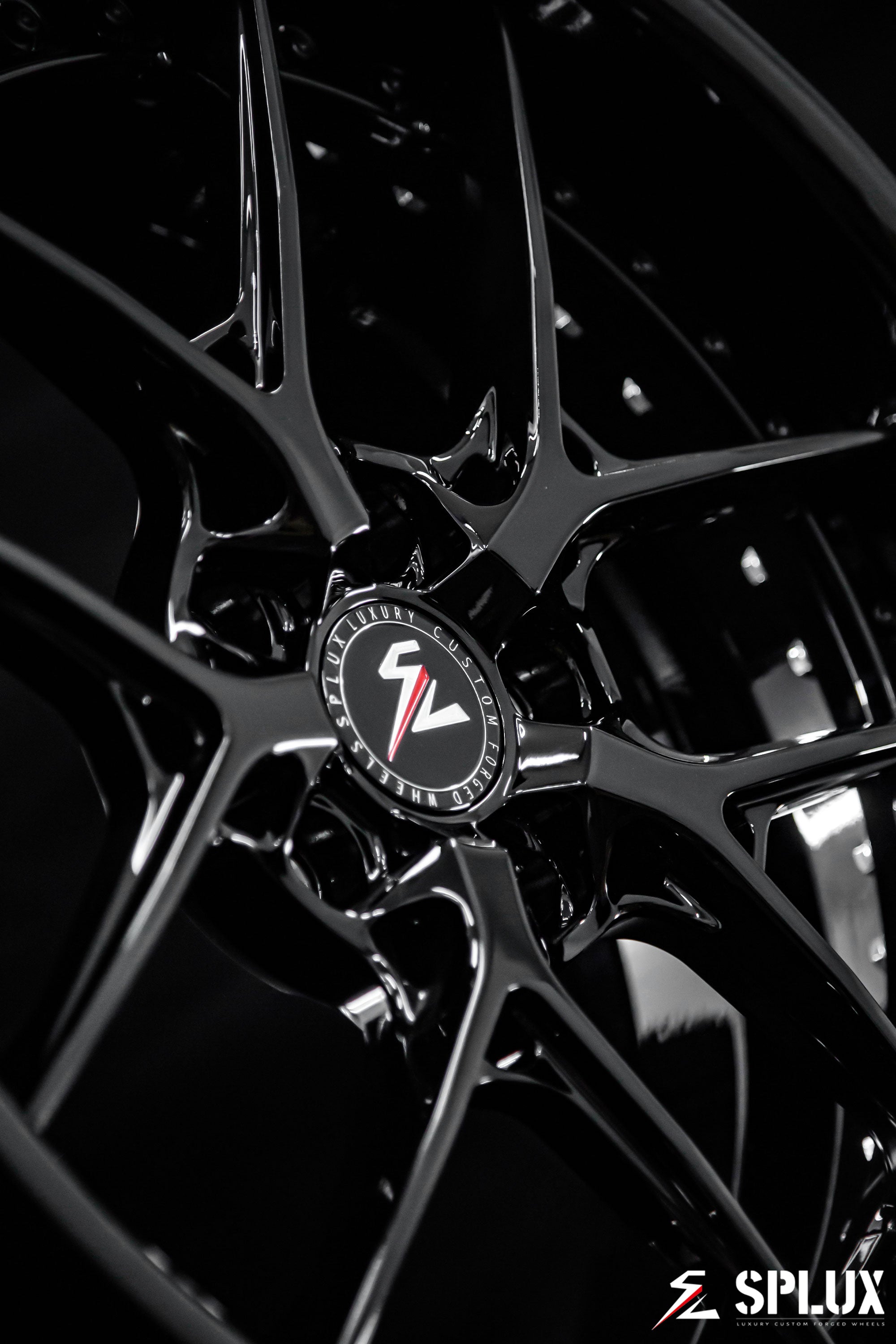 Front 18-inch SD-02 wheel with piano black spokes and barrel, five lug holes visible