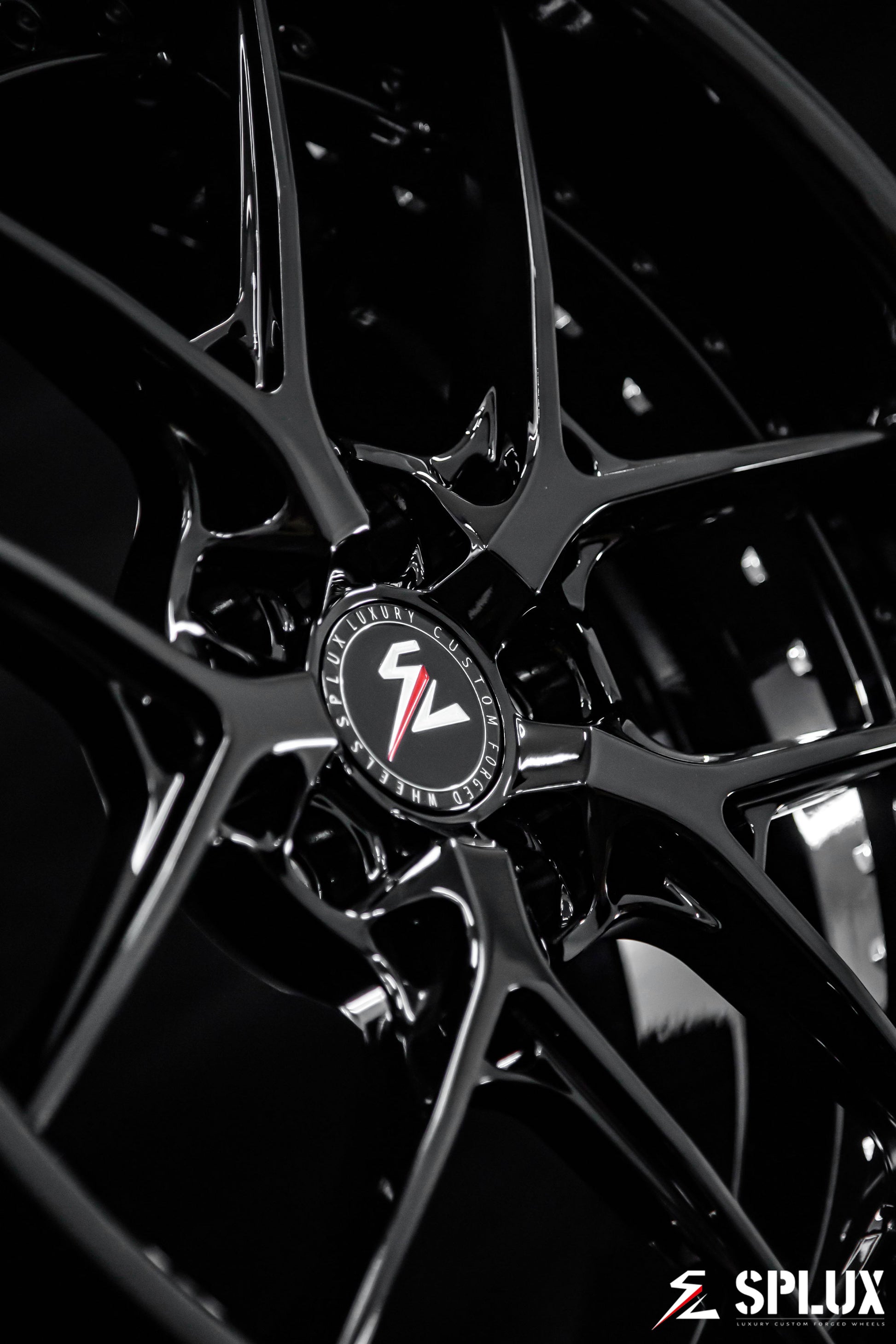 Front 18-inch SD-02 wheel with piano black spokes and barrel, five lug holes visible