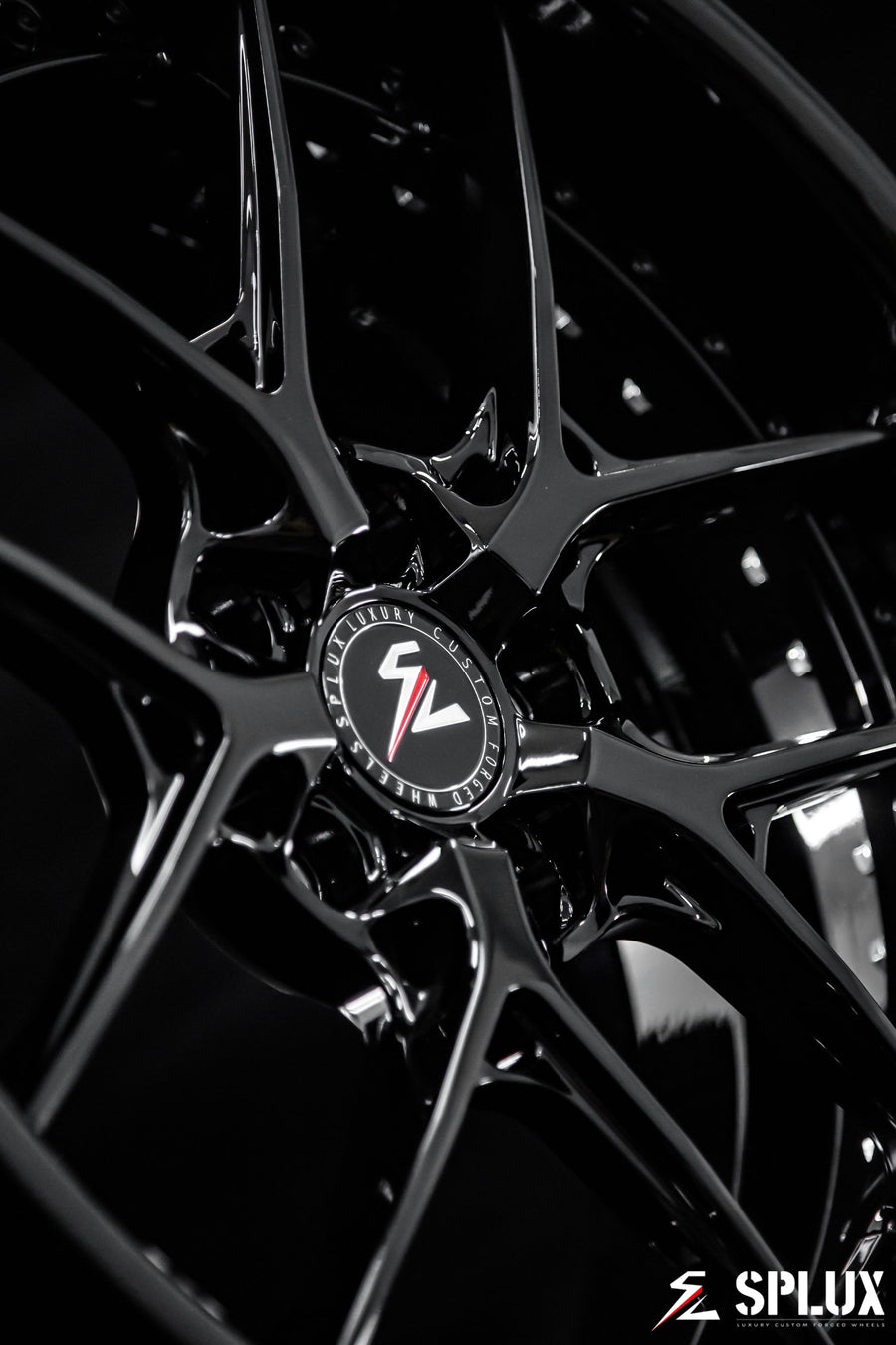 Front 18-inch SD-02 wheel with piano black spokes and barrel, five lug holes visible
