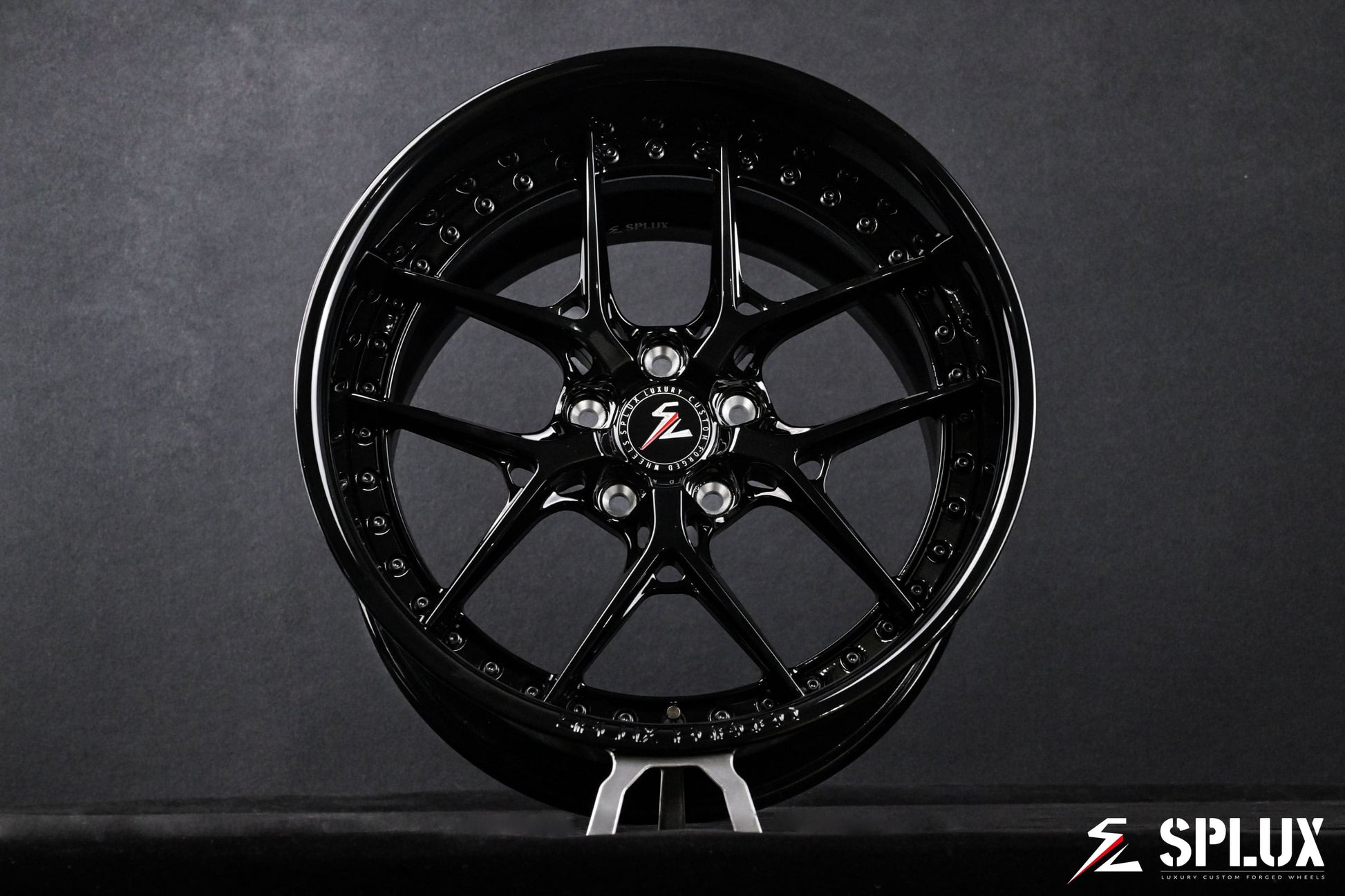 Rear 18-inch SD-02 wheel with wide lip and piano black spokes on the Ford truck