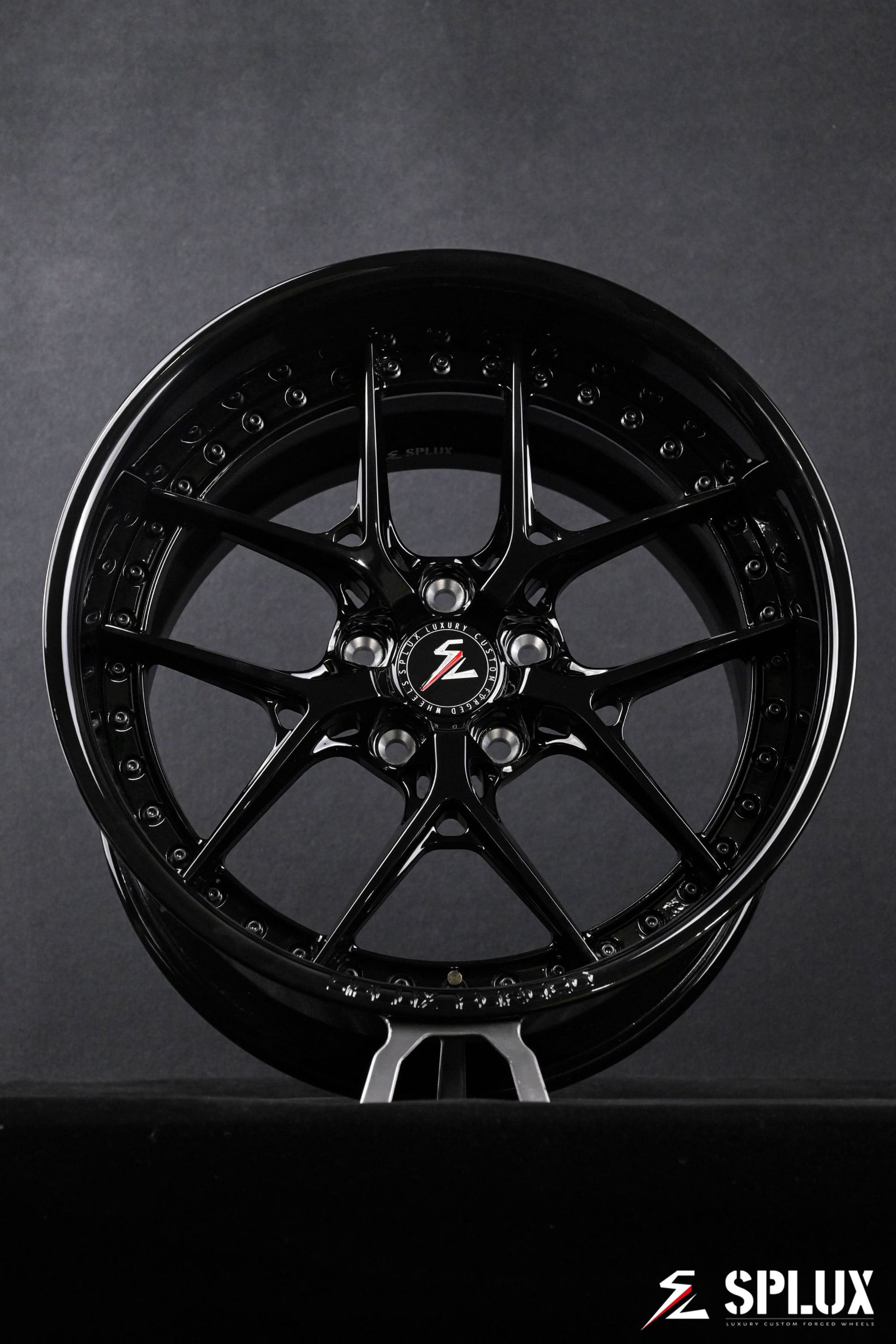Close view of the SD-02 wheel's concave face and forged 2-piece construction