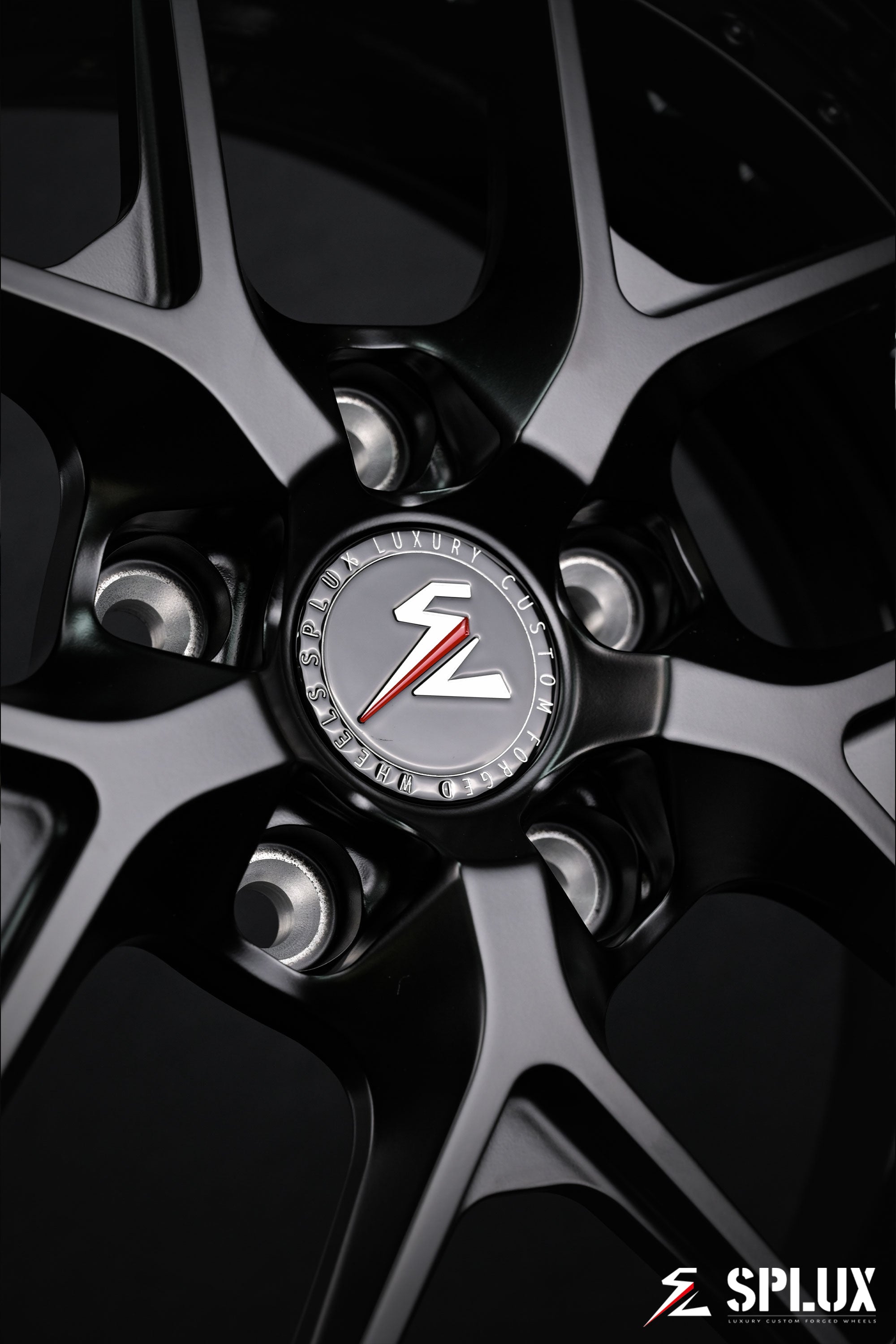 Rear wheel of the Nova with SD-02R deep-dish forged wheel and piano black barrel