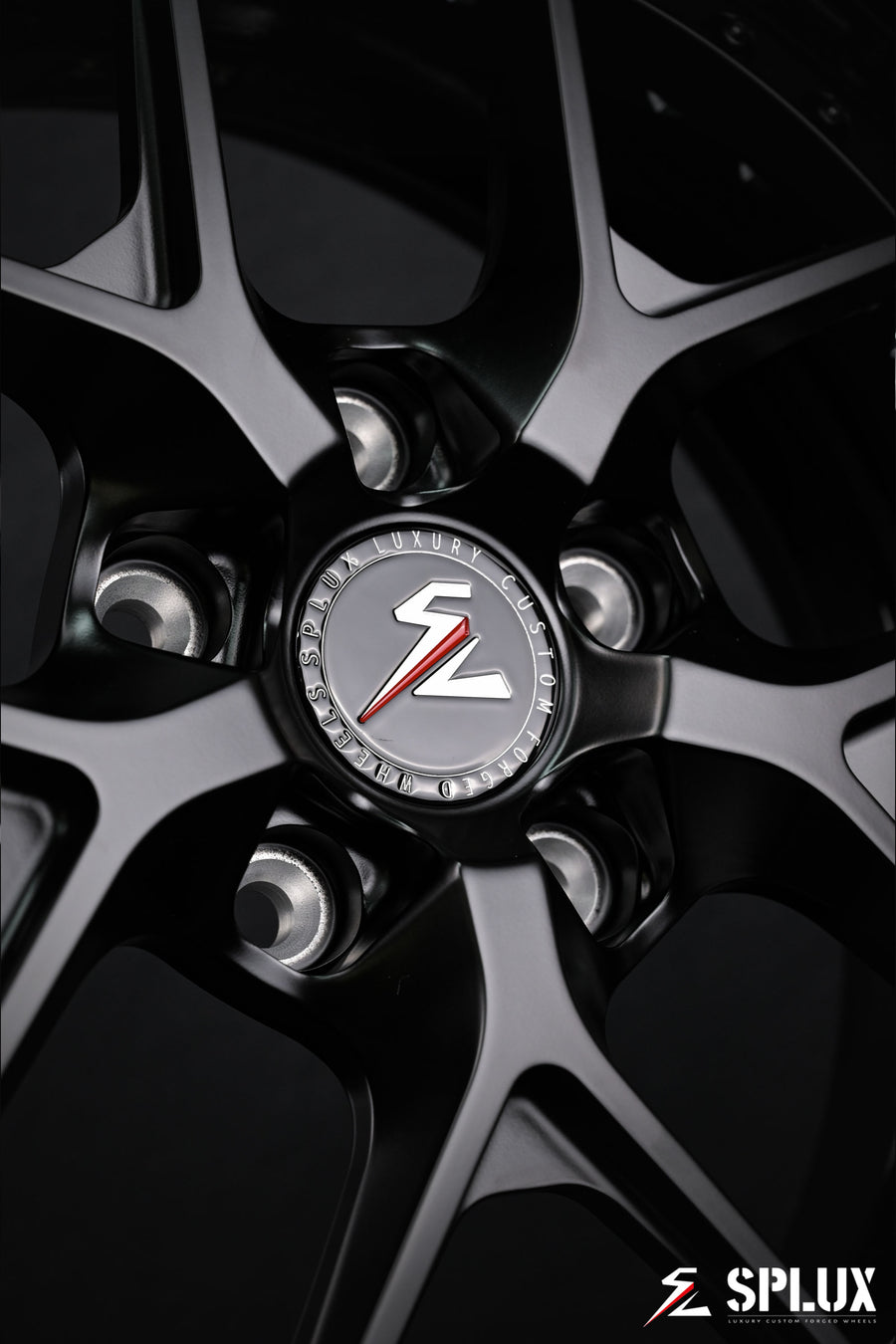 Rear wheel of the Nova with SD-02R deep-dish forged wheel and piano black barrel