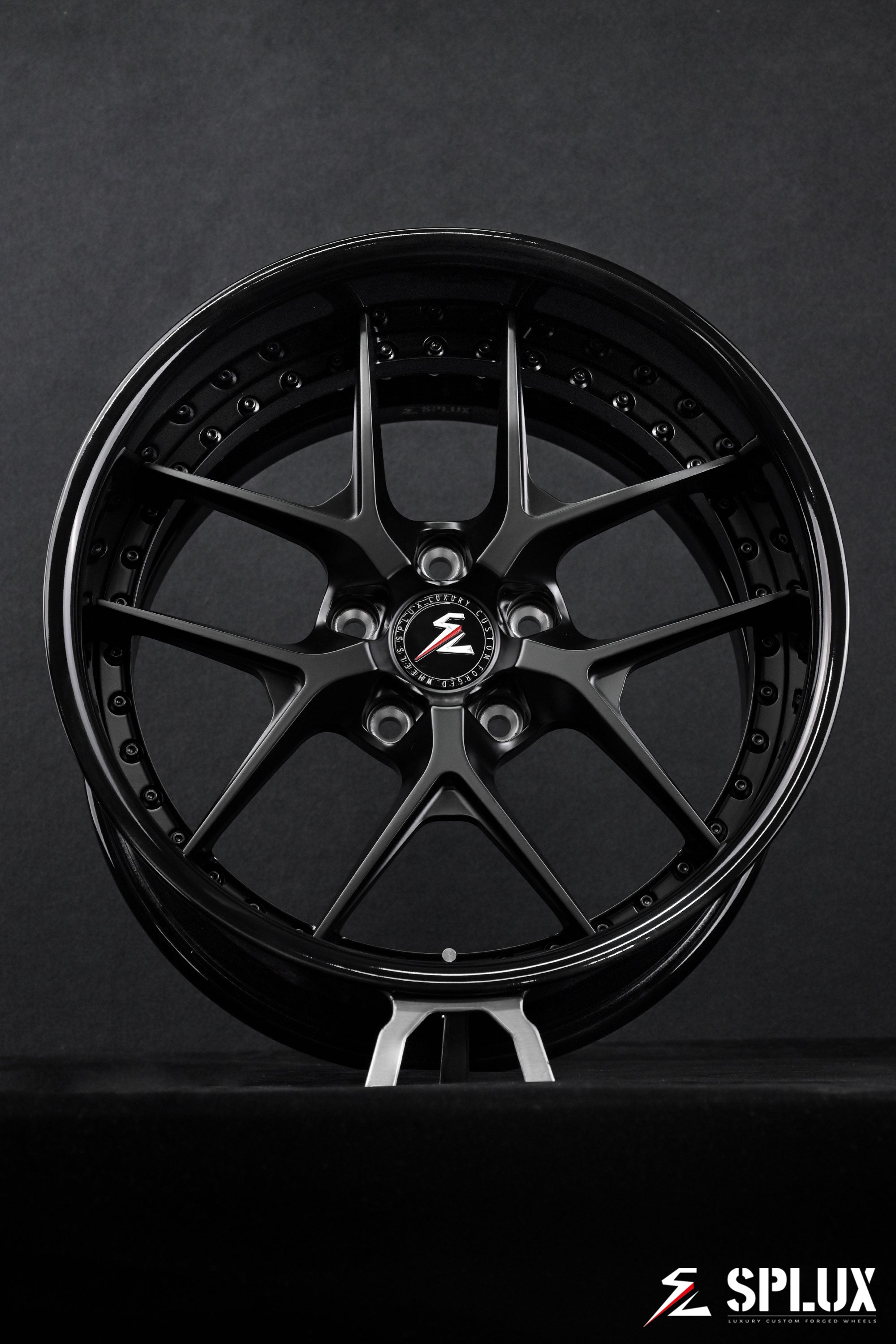 SD-02R deep-dish wheel with satin black spokes and piano black barrel on the Nova