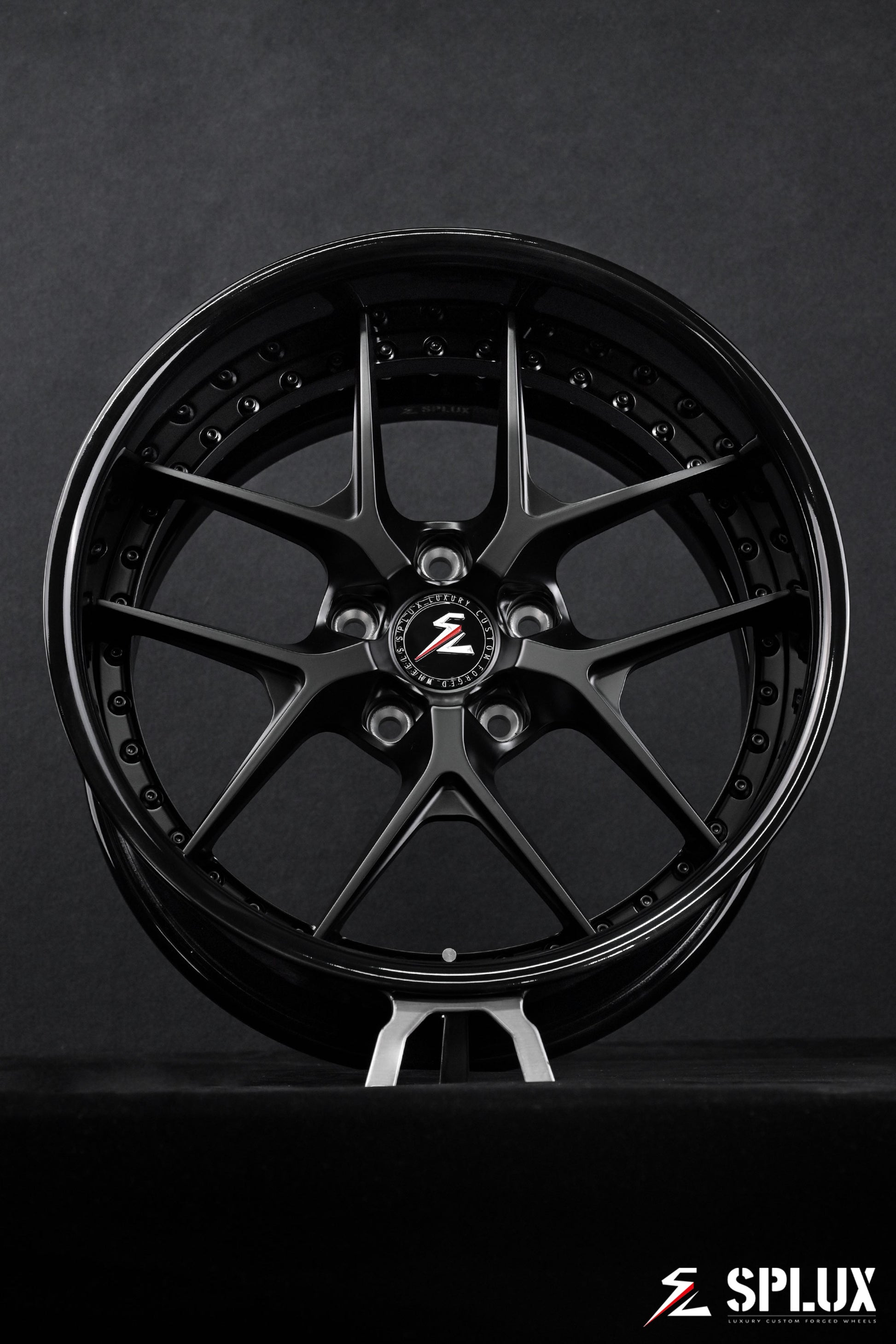 SD-02R deep-dish wheel with satin black spokes and piano black barrel on the Nova