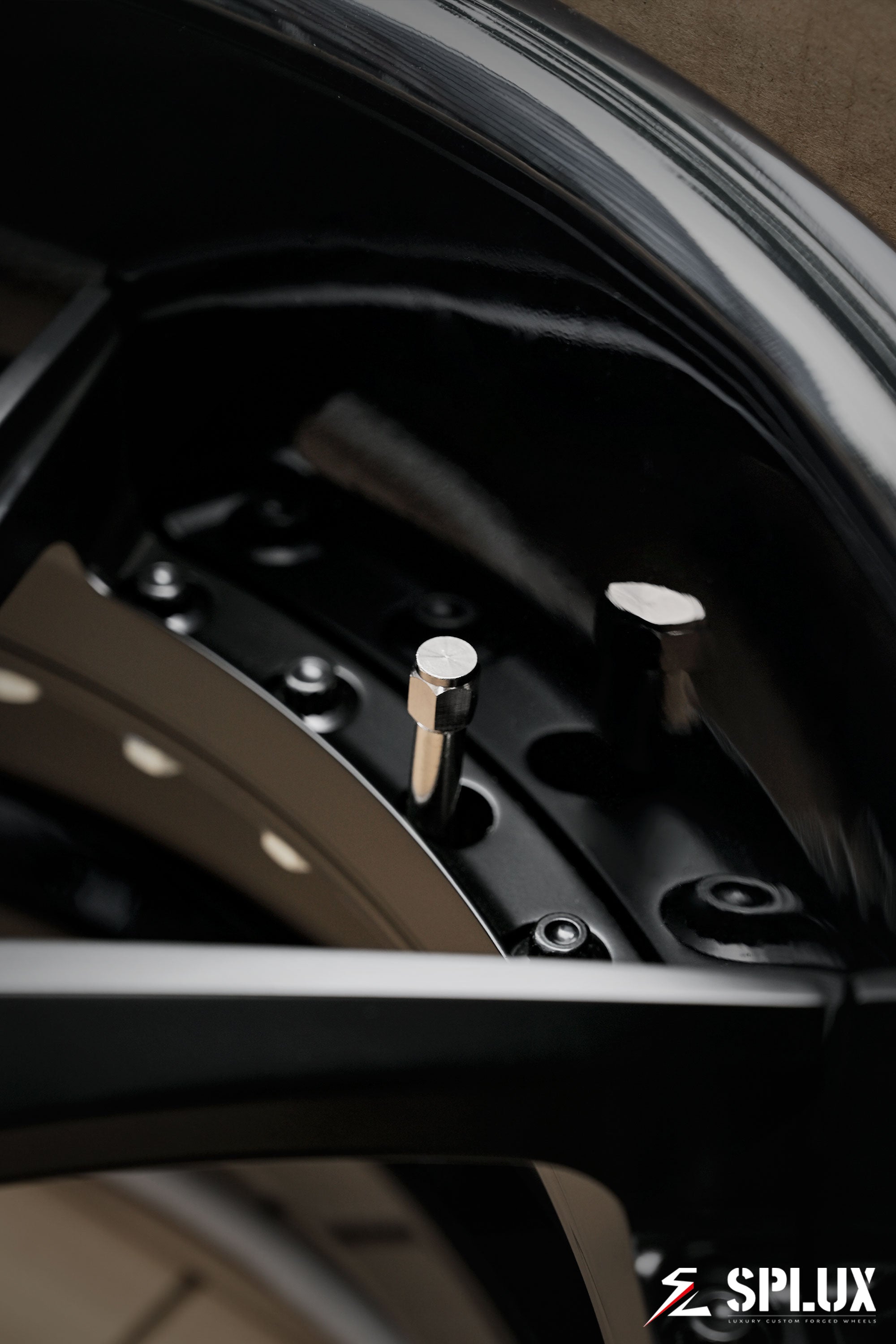 SD-02R wheel with deep-dish profile and piano black barrel on the Nova