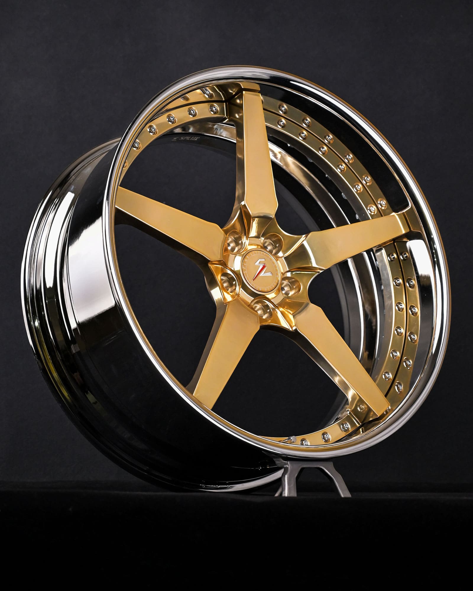 Chrome barrel and polished frozen gold spokes on the SD-06 wheel for a Chrysler 300C