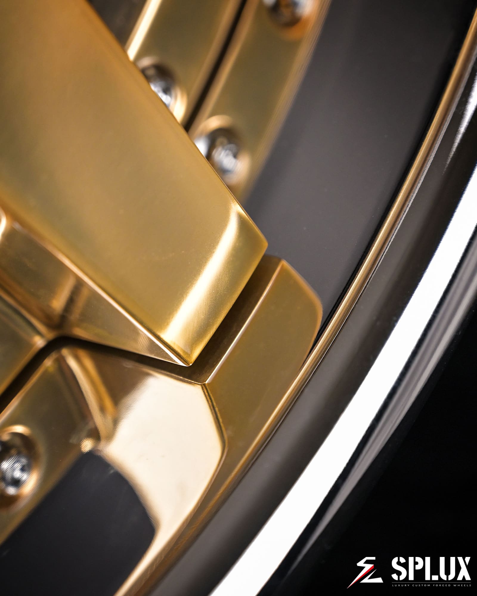 The SD-06 wheel with a five-spoke design and chrome finish on a Chrysler 300C