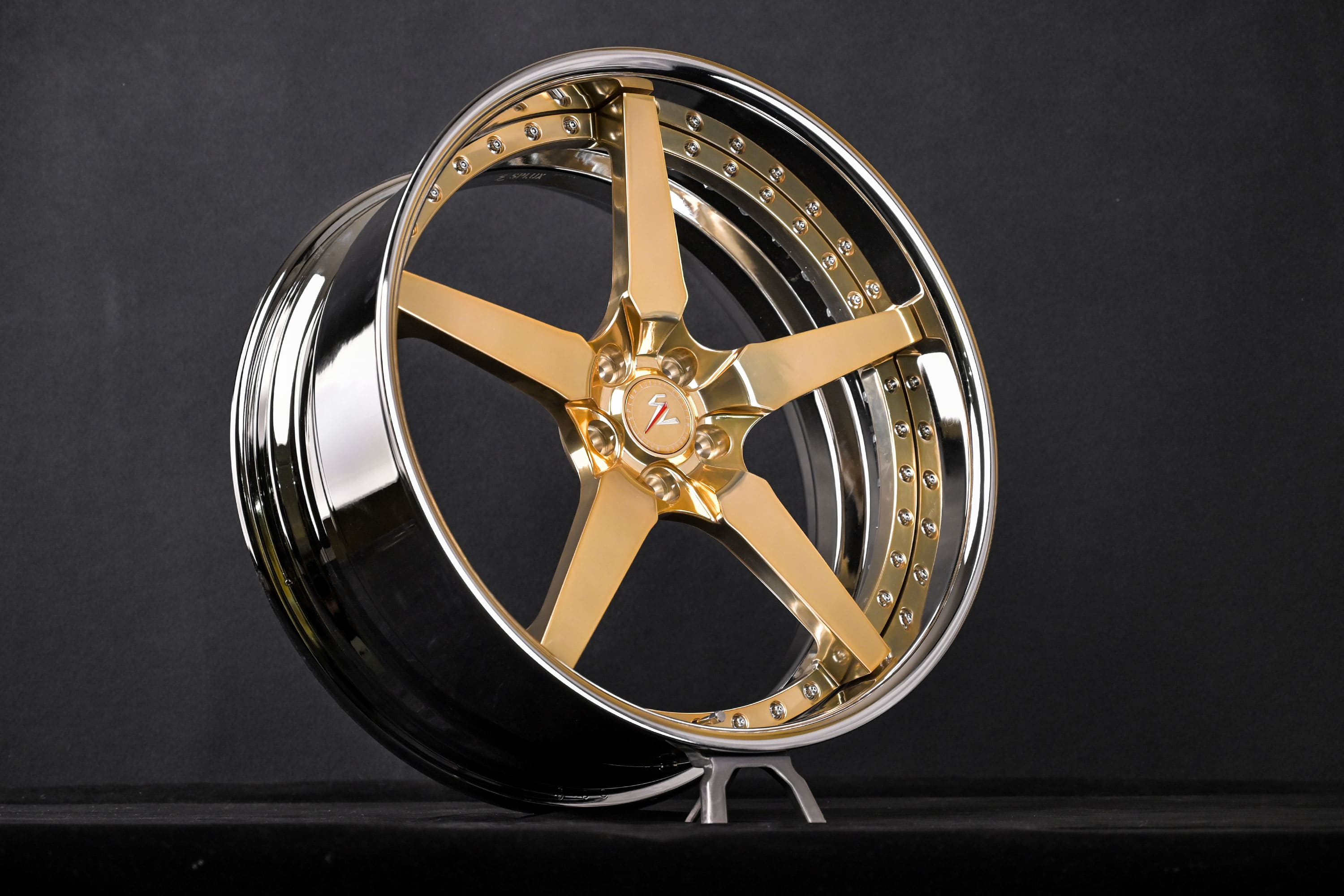 SD-06 forged wheel with a chrome lip and gold spokes, mounted on a Chrysler 300C