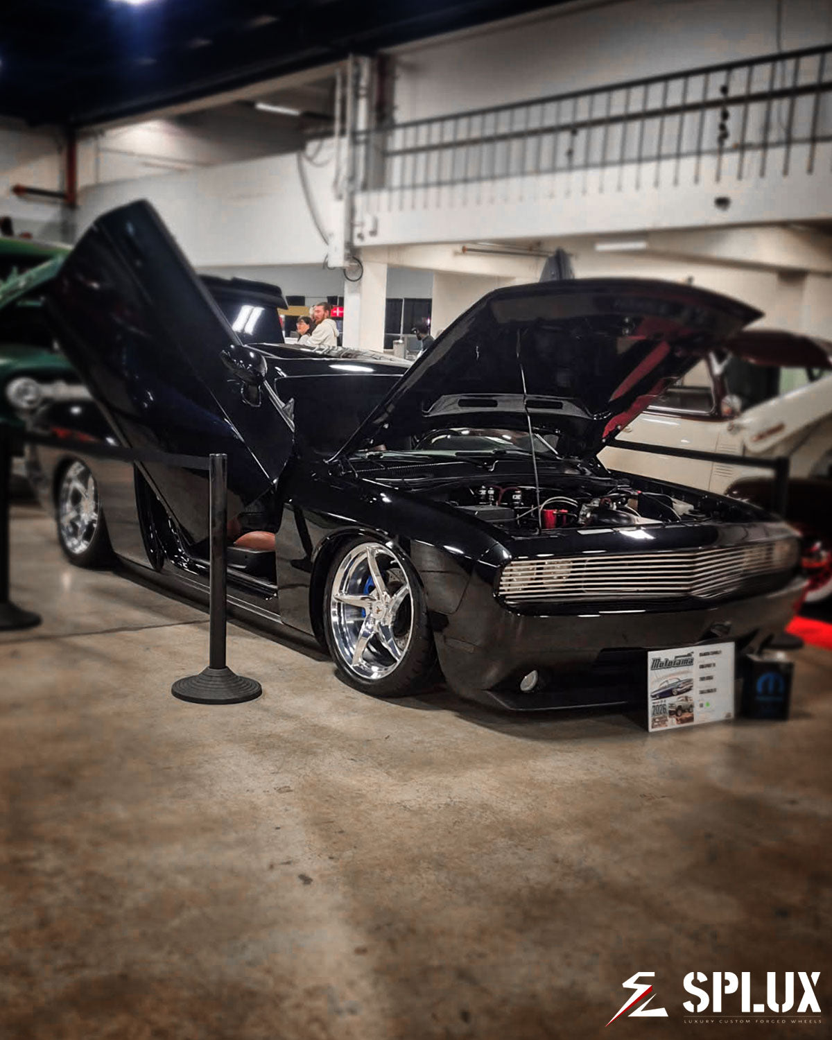 challenger with concave wheels front three-quarter view on Brilliant Black Crystal Pearlcoat 2009 Dodge Challenger R/T