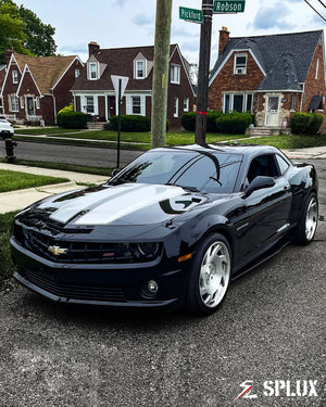 Staggered 21-inch front and 21-inch rear SA-10 forged wheels with brushed spokes on black Camaro
