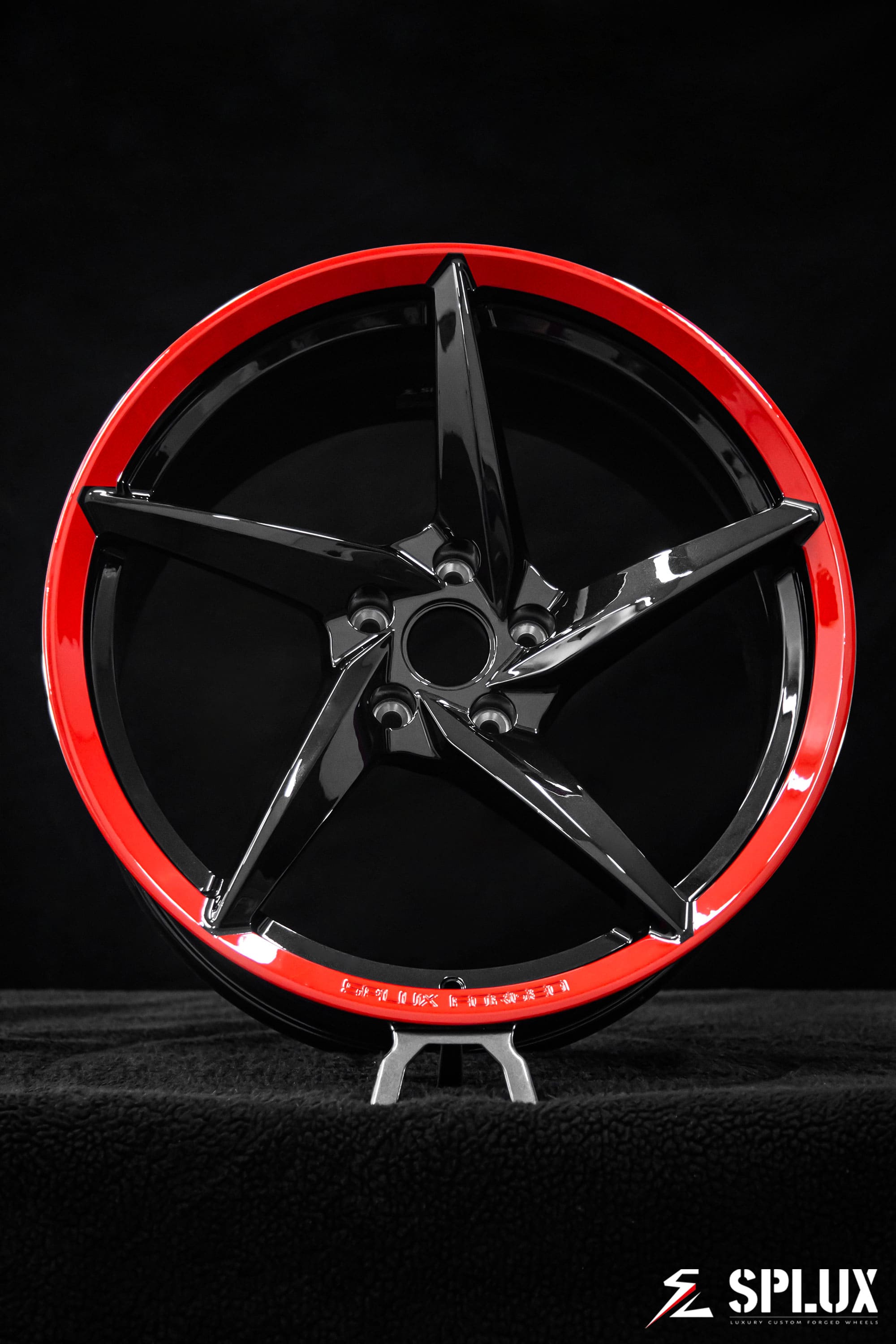 Staggered 20-inch front and 20×10.5 rear SC-09M forged wheels with a gloss red lip