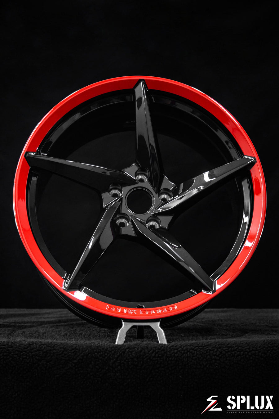 Staggered 20-inch front and 20×10.5 rear SC-09M forged wheels with a gloss red lip