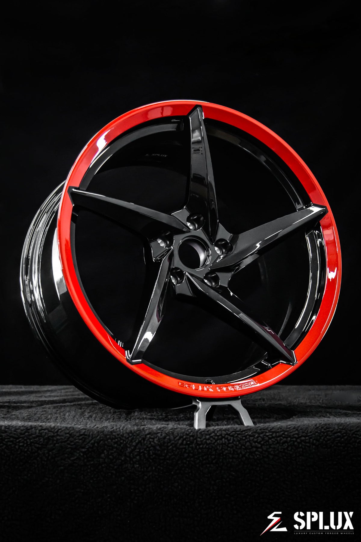 Black diamond spokes and barrel on the SC-09M forged monoblock wheel