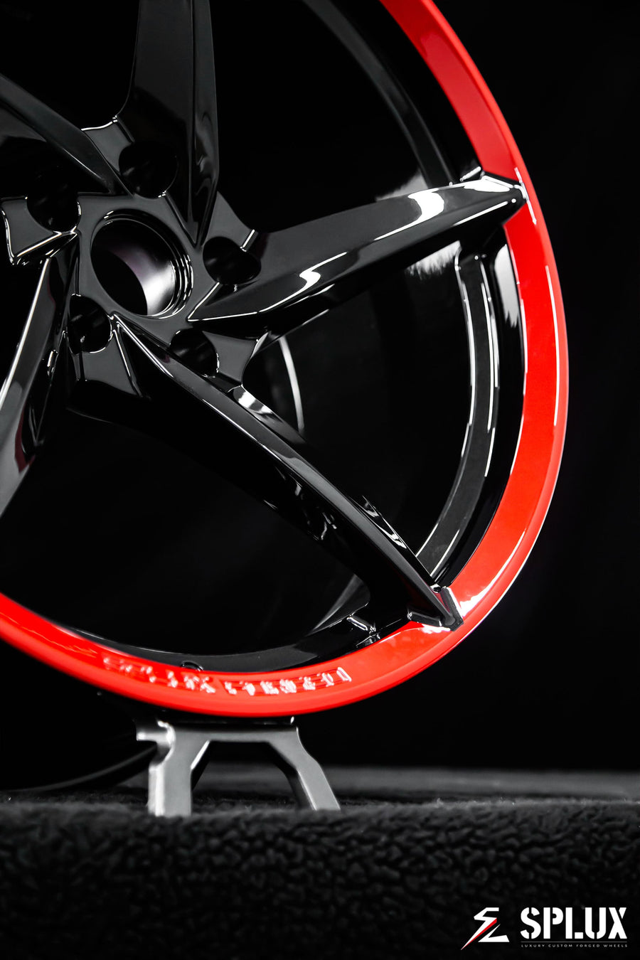 SC-09M forged monoblock wheel with a concave face and gloss red lip