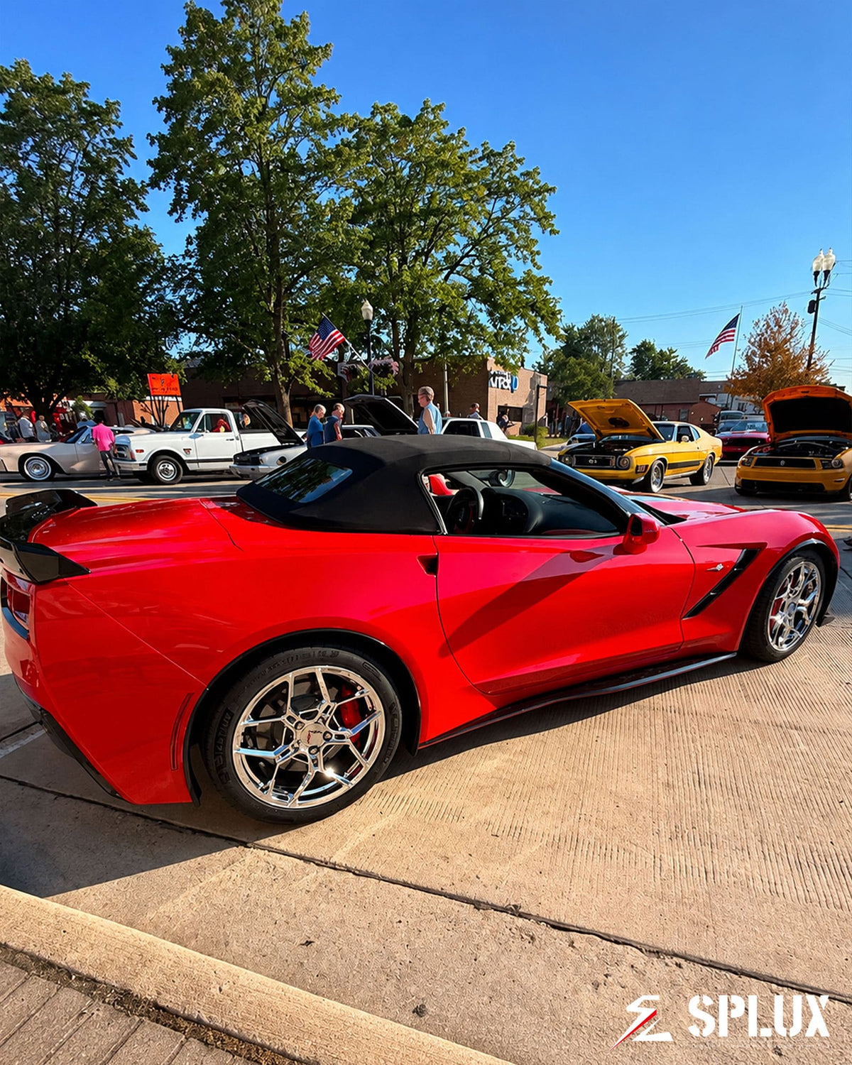 Staggered 18-inch front and 19-inch rear SC-18M wheels on red C7