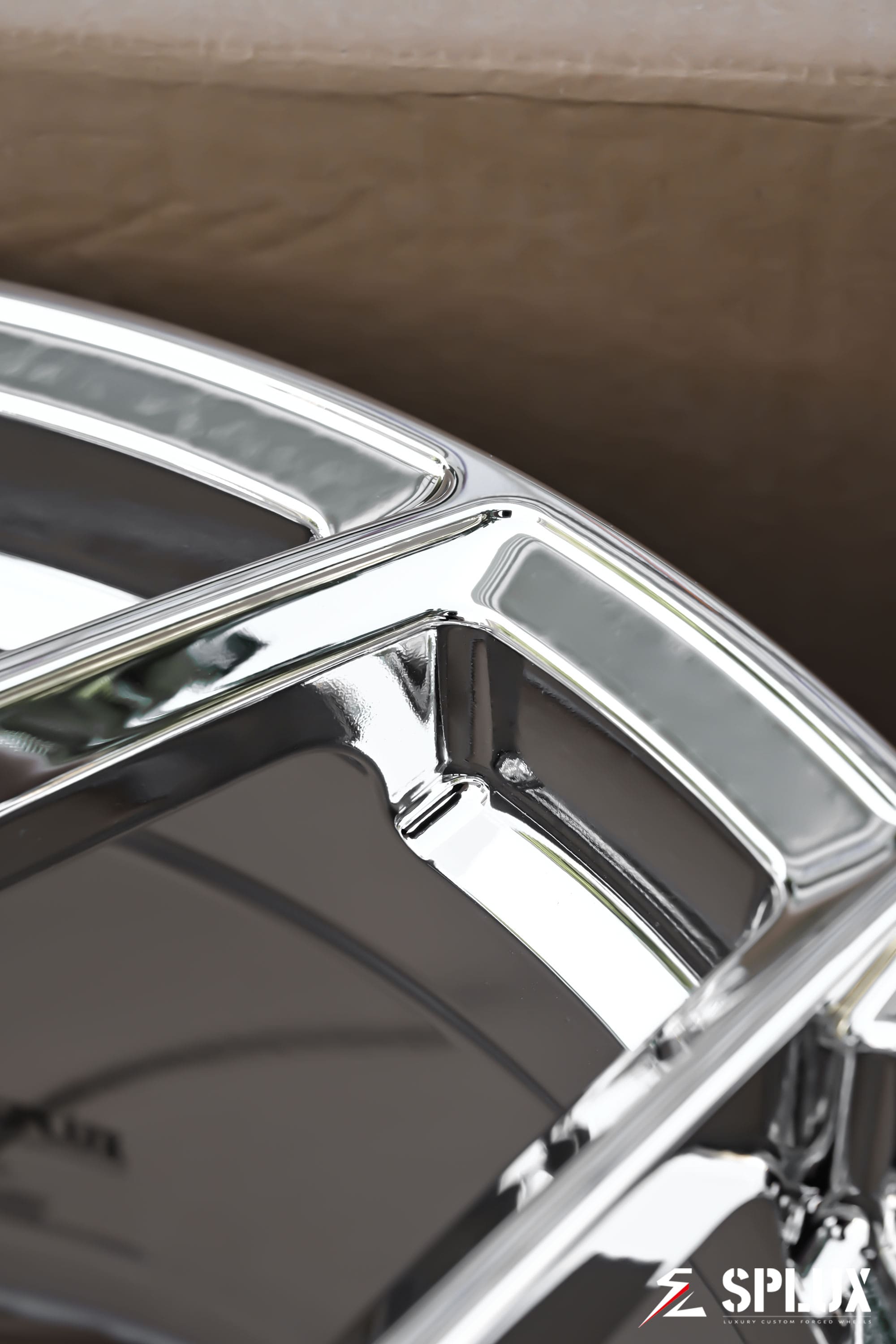 Close-up of the SC-18M wheel center showing the custom C7 logo cap and chrome spokes