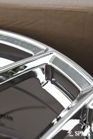 Close-up of the SC-18M wheel center showing the custom C7 logo cap and chrome spokes