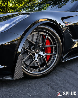 SD-02 wheel's y-spoke pattern and carbon fiber barrel on the black Corvette