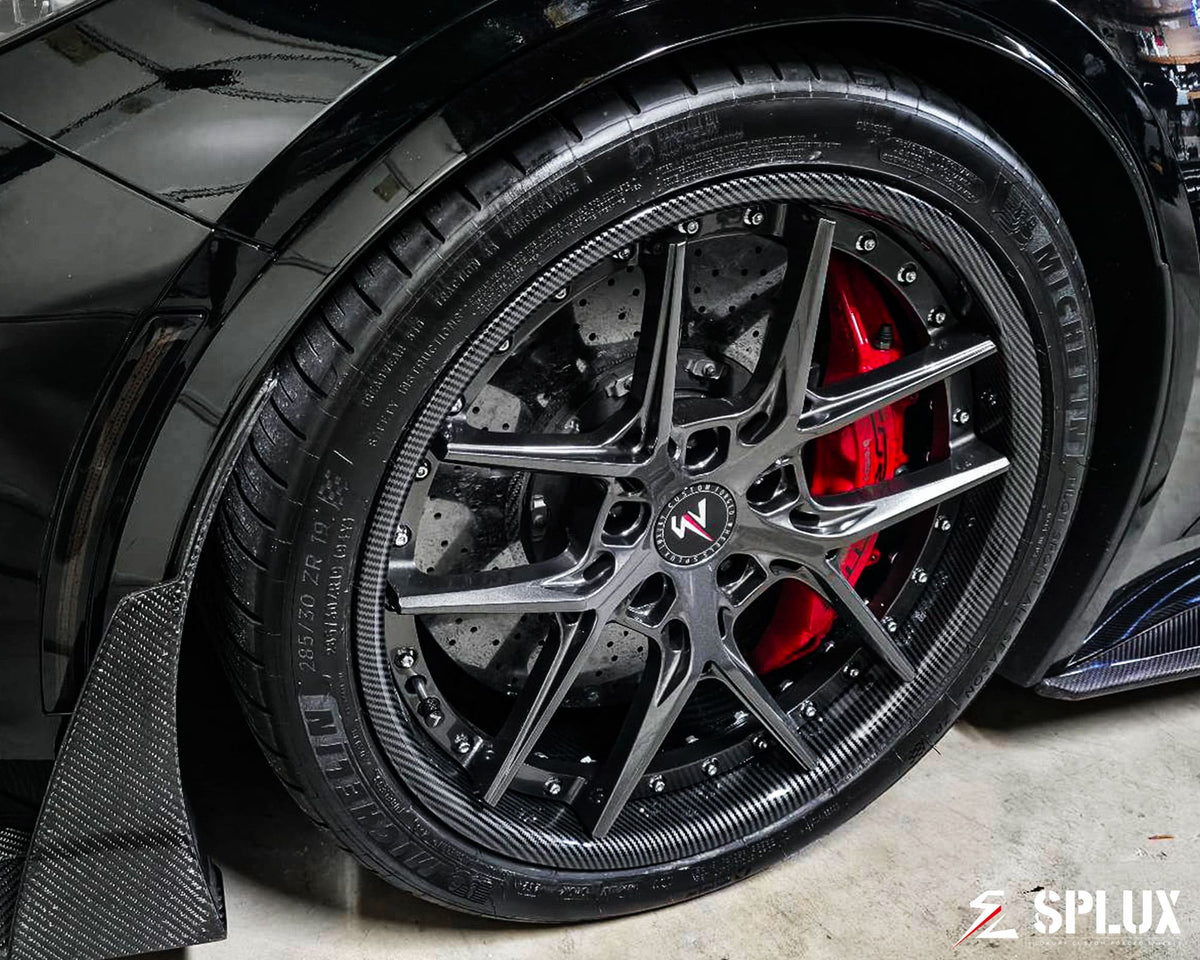 Close-up of the SD-02 wheel's y-spoke design and carbon fiber wrapped barrel on the C7 Z06