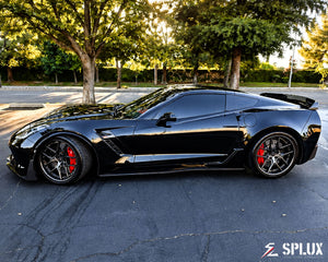 Gloss dark gunmetal spokes of the SD-02 wheel contrast with the carbon fiber barrel on the C7