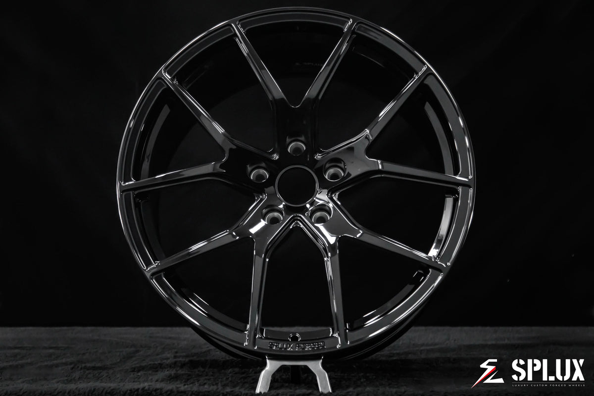 Staggered 19-inch front and 20-inch rear SC-04M forged wheels with a deep concave face