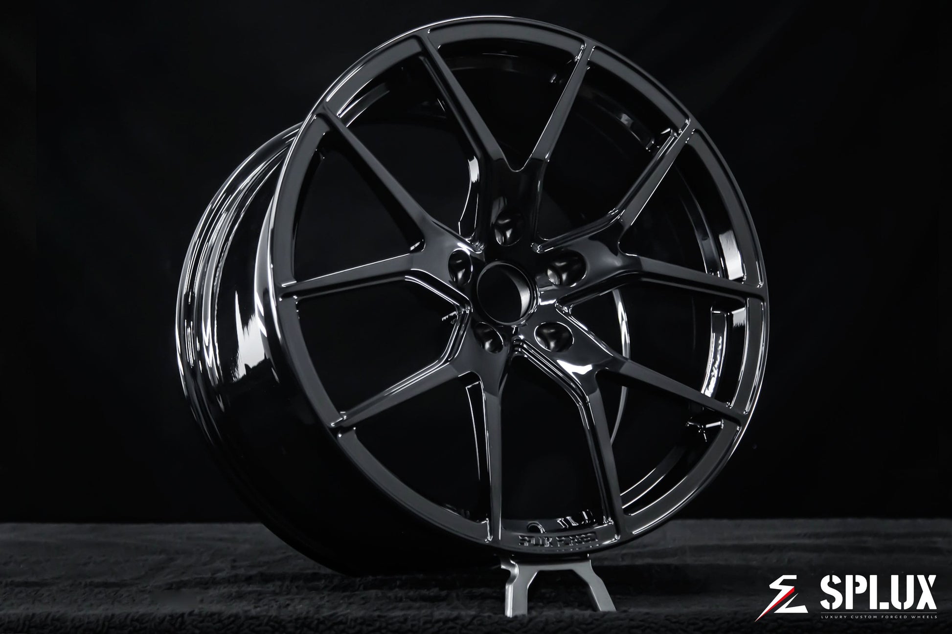 Piano black finish on the SC-04M forged wheel with five split spokes