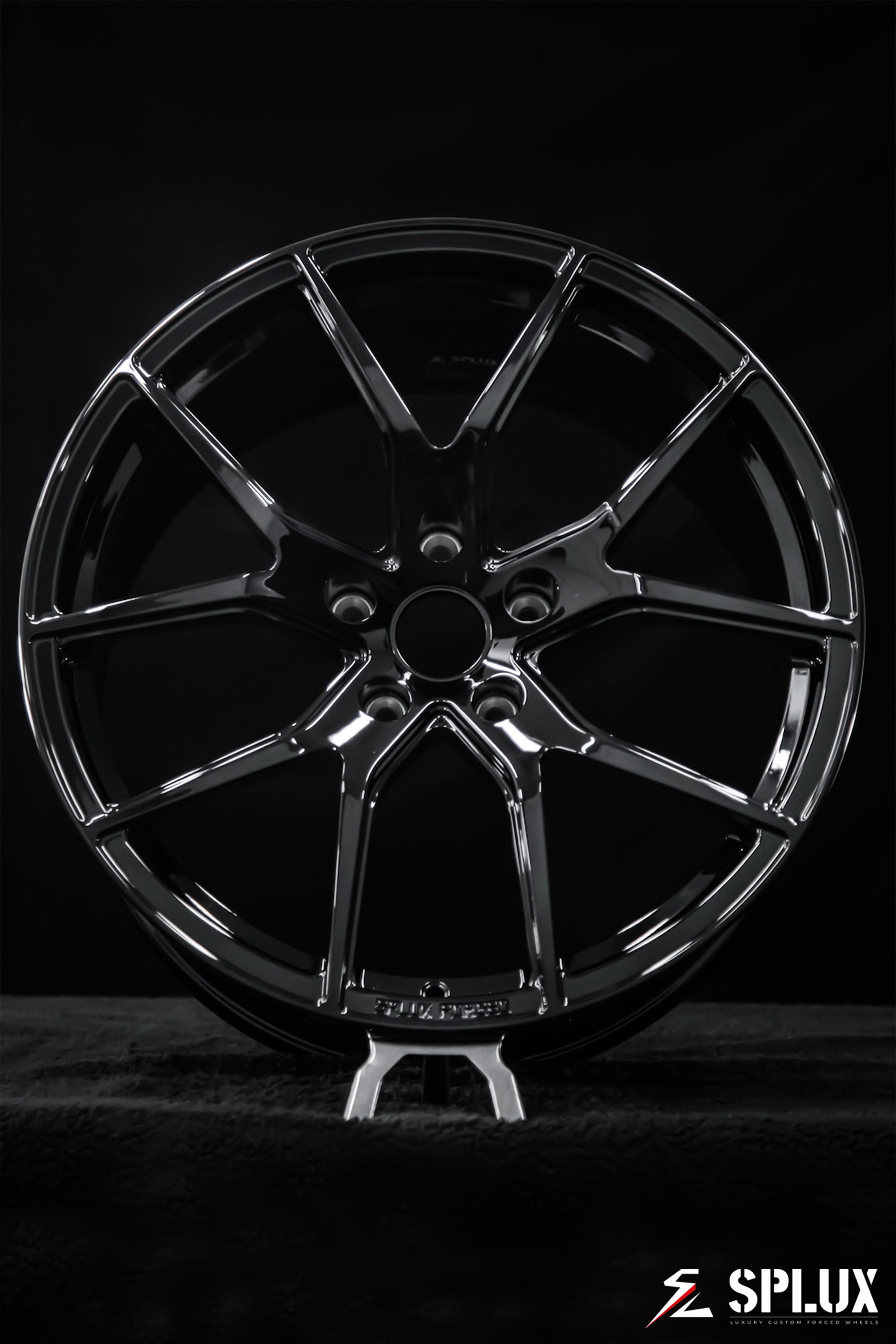 Close-up of the SC-04M forged wheel showing the monoblock construction and black center cap