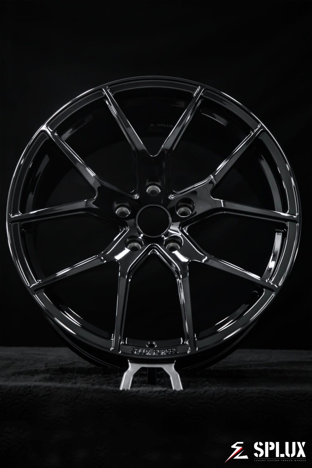Close-up of the SC-04M forged wheel showing the monoblock construction and black center cap