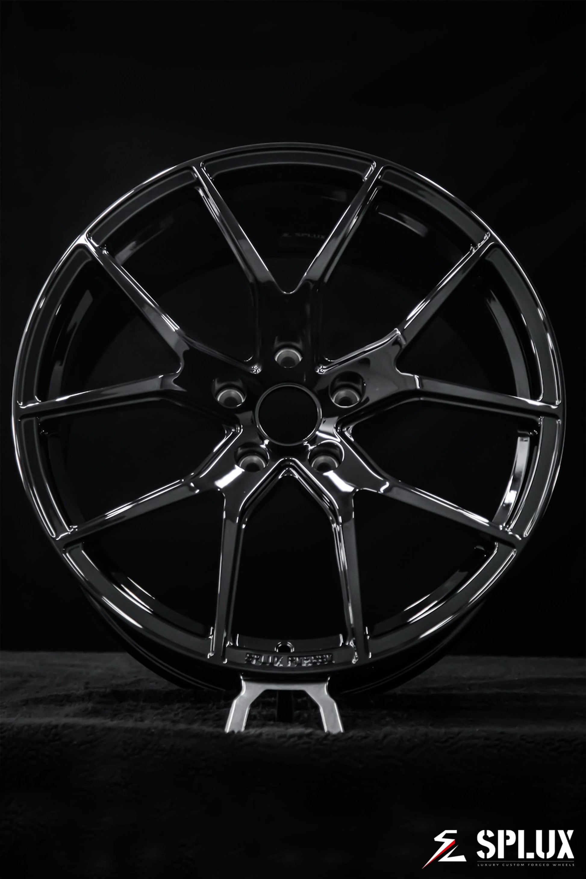 Close-up of the SC-04M forged wheel showing the monoblock construction and black center cap