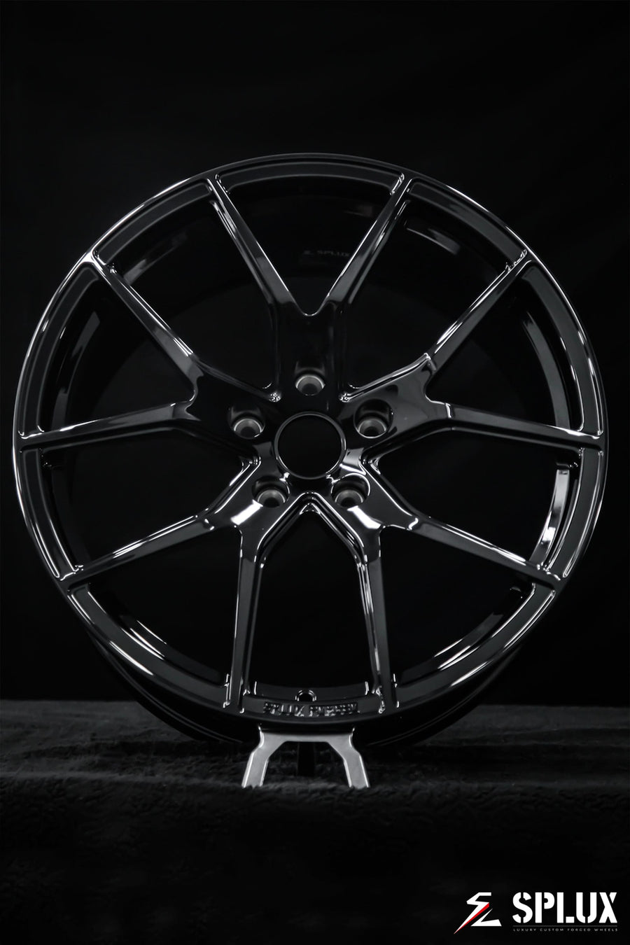 Close-up of the SC-04M forged wheel showing the monoblock construction and black center cap