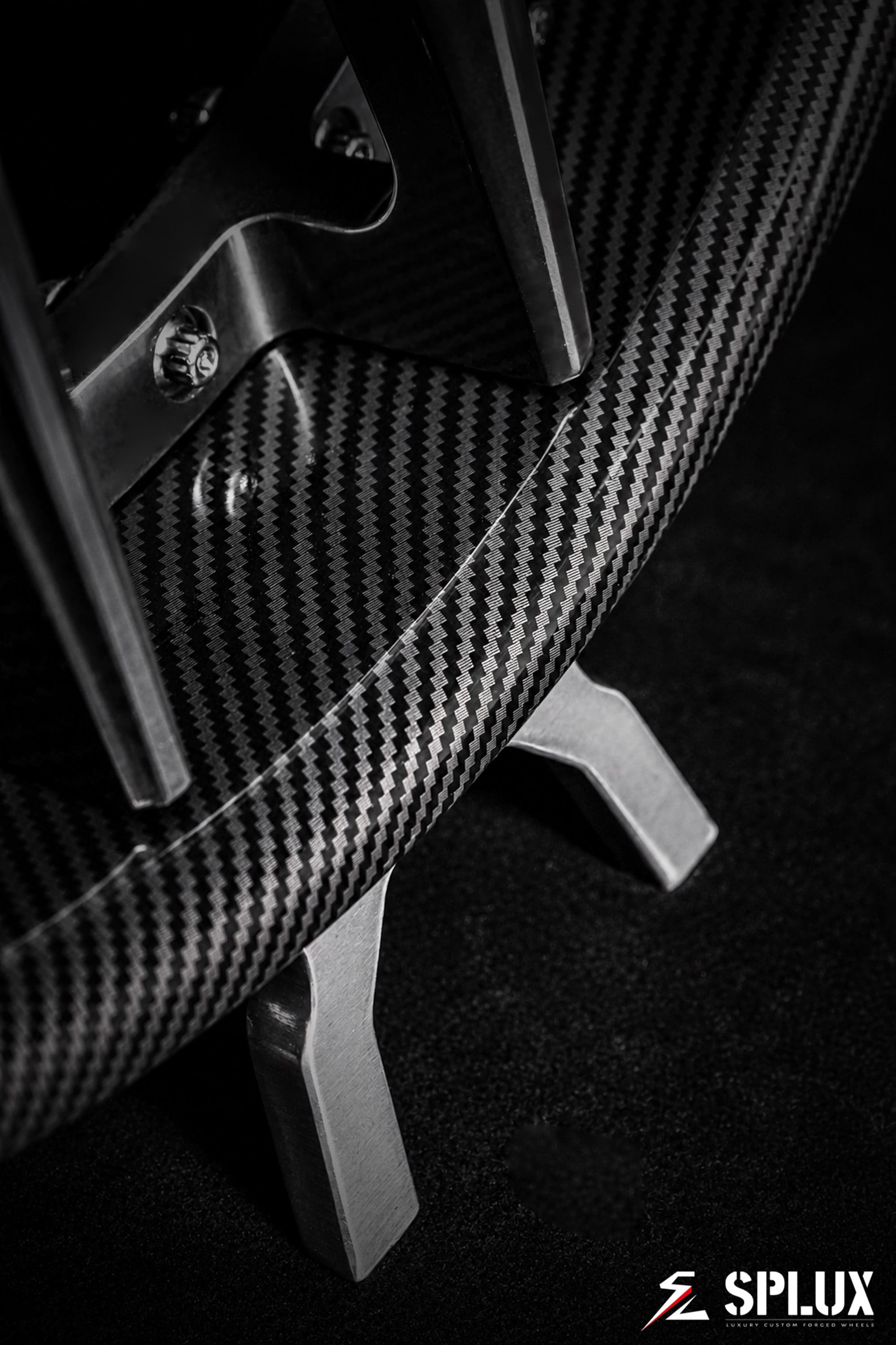 Carbon fiber barrel and gloss dark gunmetal spokes on the SD-02 wheel