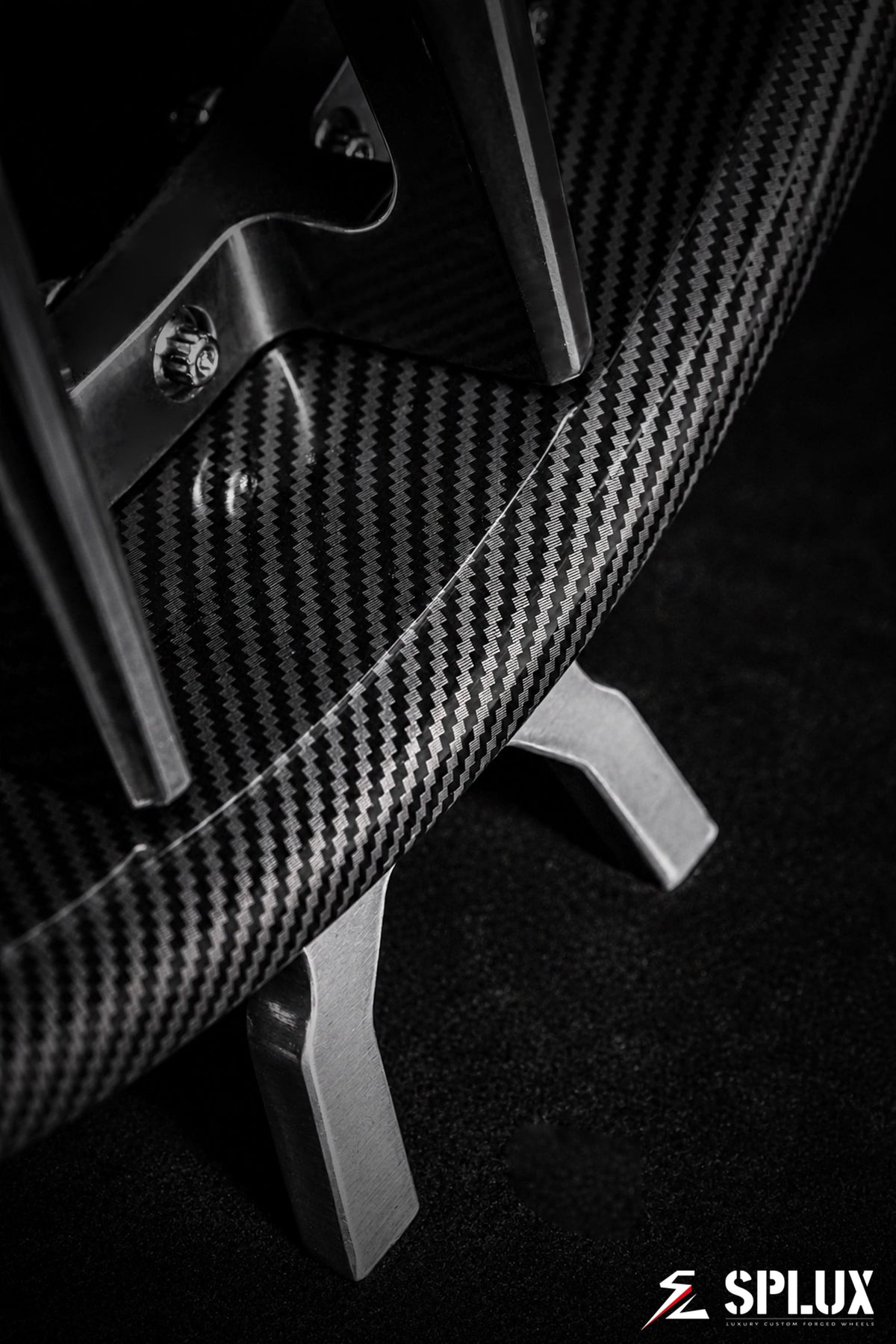 Carbon fiber barrel and gloss dark gunmetal spokes on the SD-02 wheel