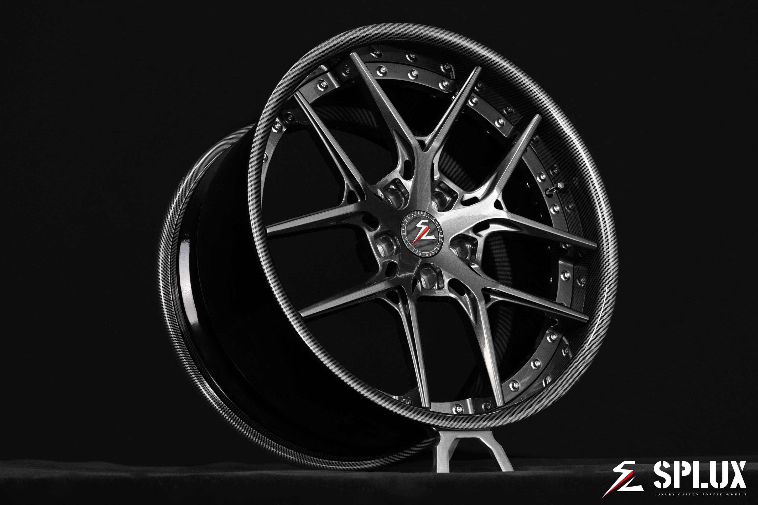 SD-02 wheel with carbon fiber barrel and dark gunmetal spokes, lightweight forged design