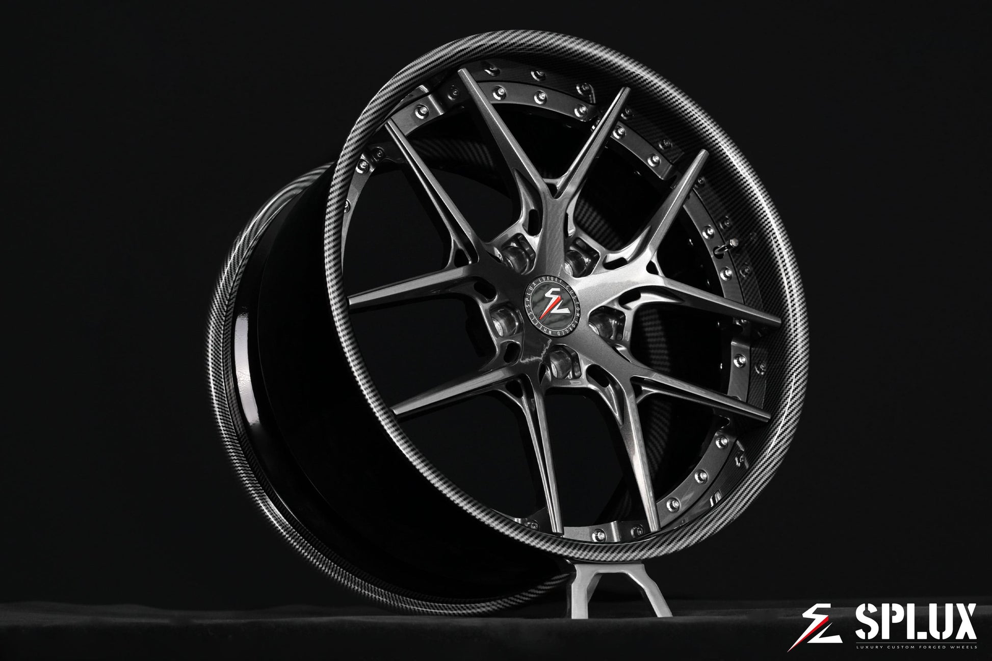 SD-02 wheel with carbon fiber barrel and dark gunmetal spokes, lightweight forged design