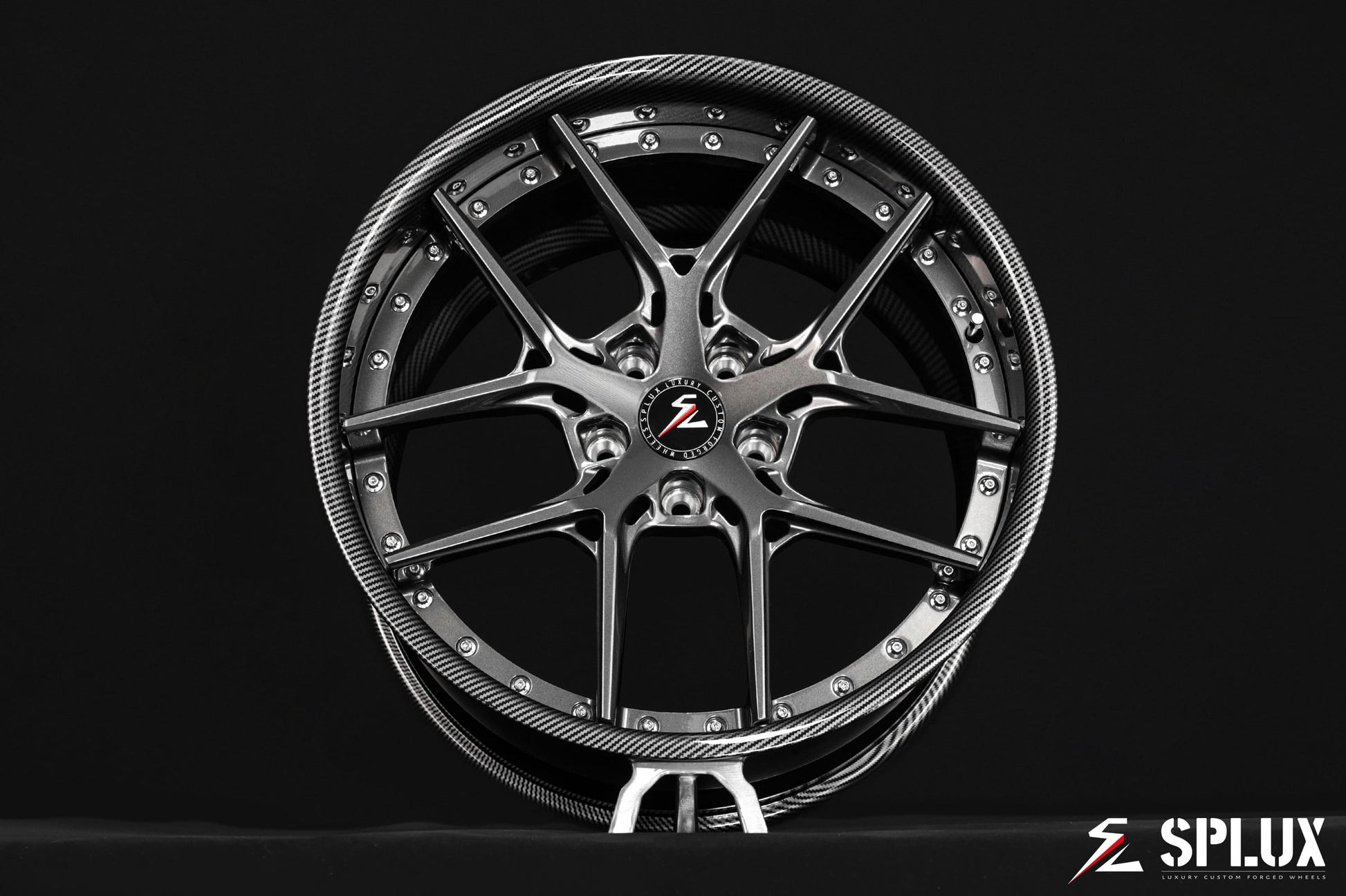Close-up of the SD-02 wheel showing the carbon fiber barrel and gloss dark gunmetal spokes