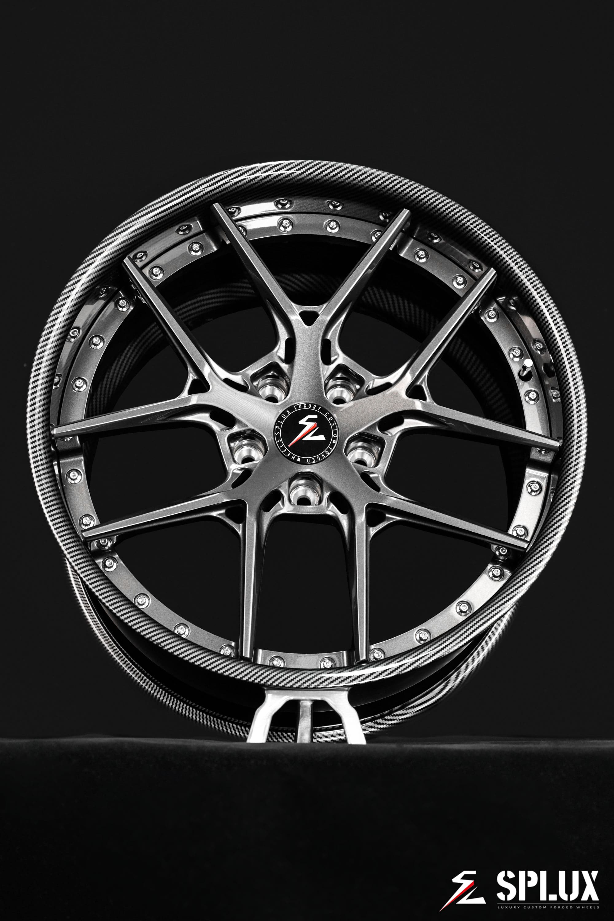Gloss dark gunmetal spokes and carbon fiber barrel on the SD-02 wheel