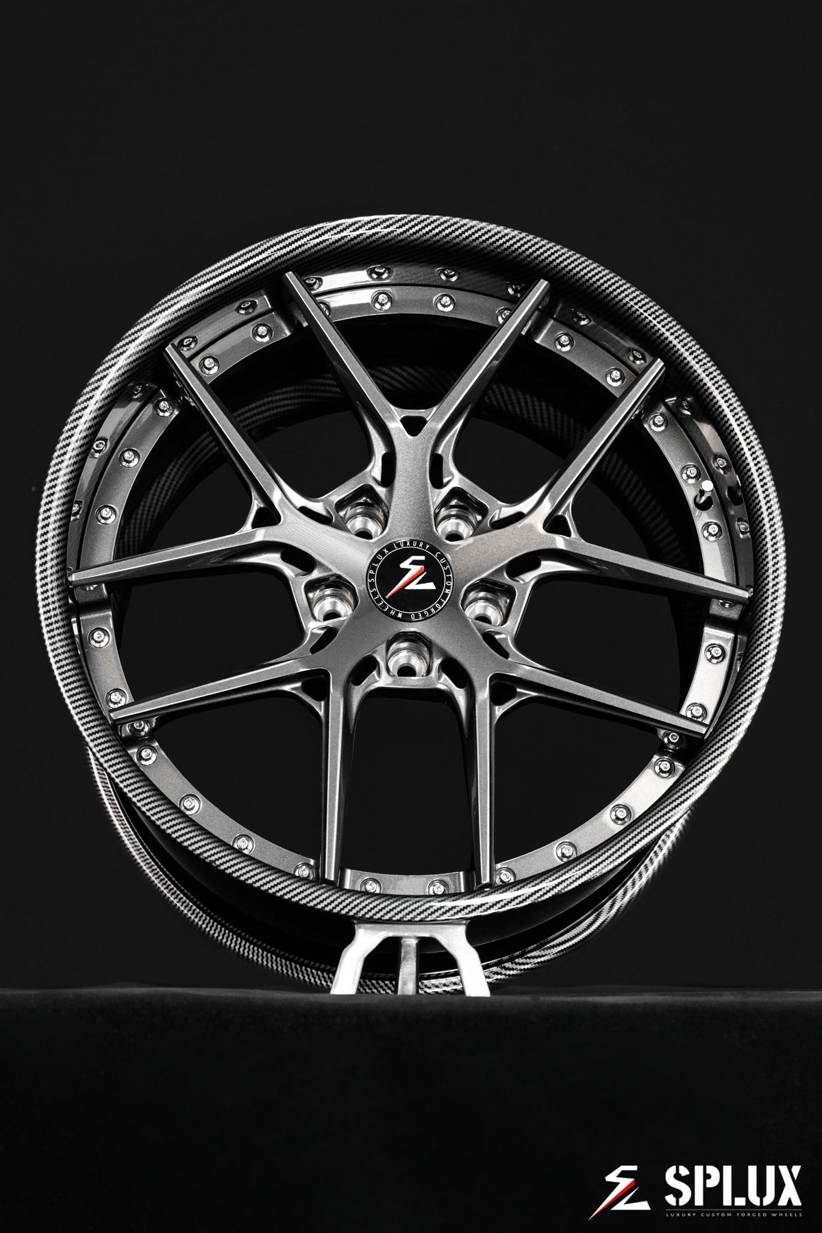 Gloss dark gunmetal spokes and carbon fiber barrel on the SD-02 wheel