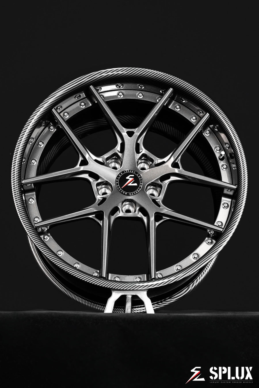 Gloss dark gunmetal spokes and carbon fiber barrel on the SD-02 wheel