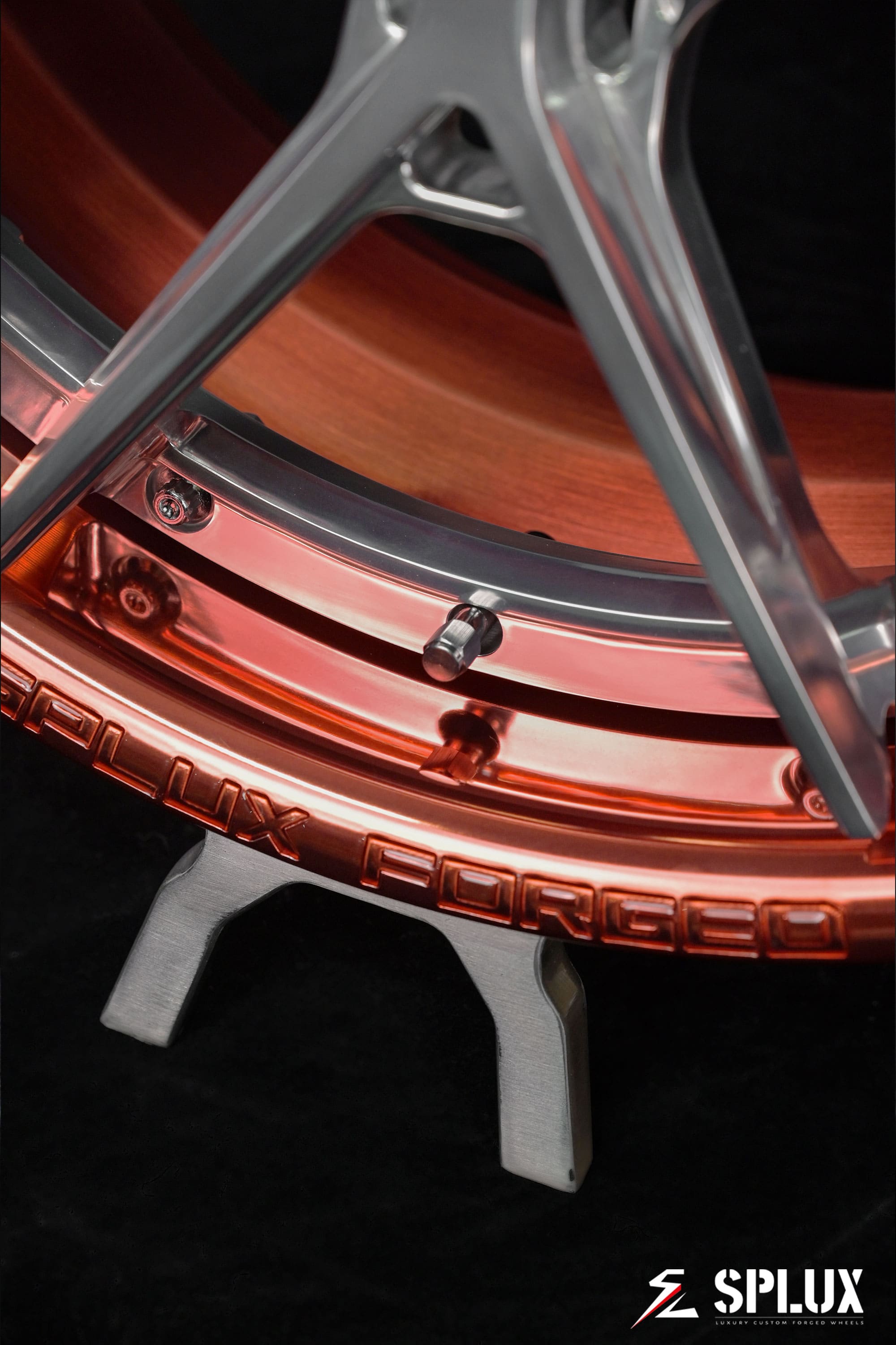 SD-02 wheel on the BMW X2, polished rose gold spokes and barrel