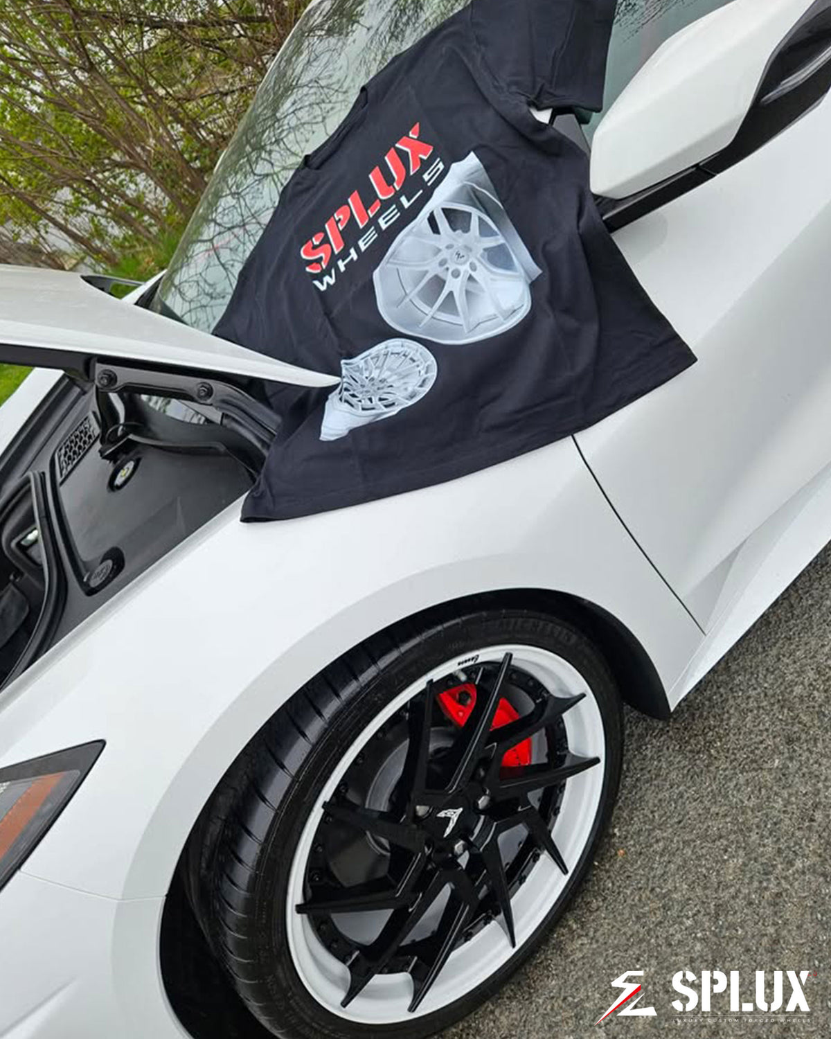 SA-03 forged 2-piece wheel with piano black center cap and visible lug holes on the Corvette