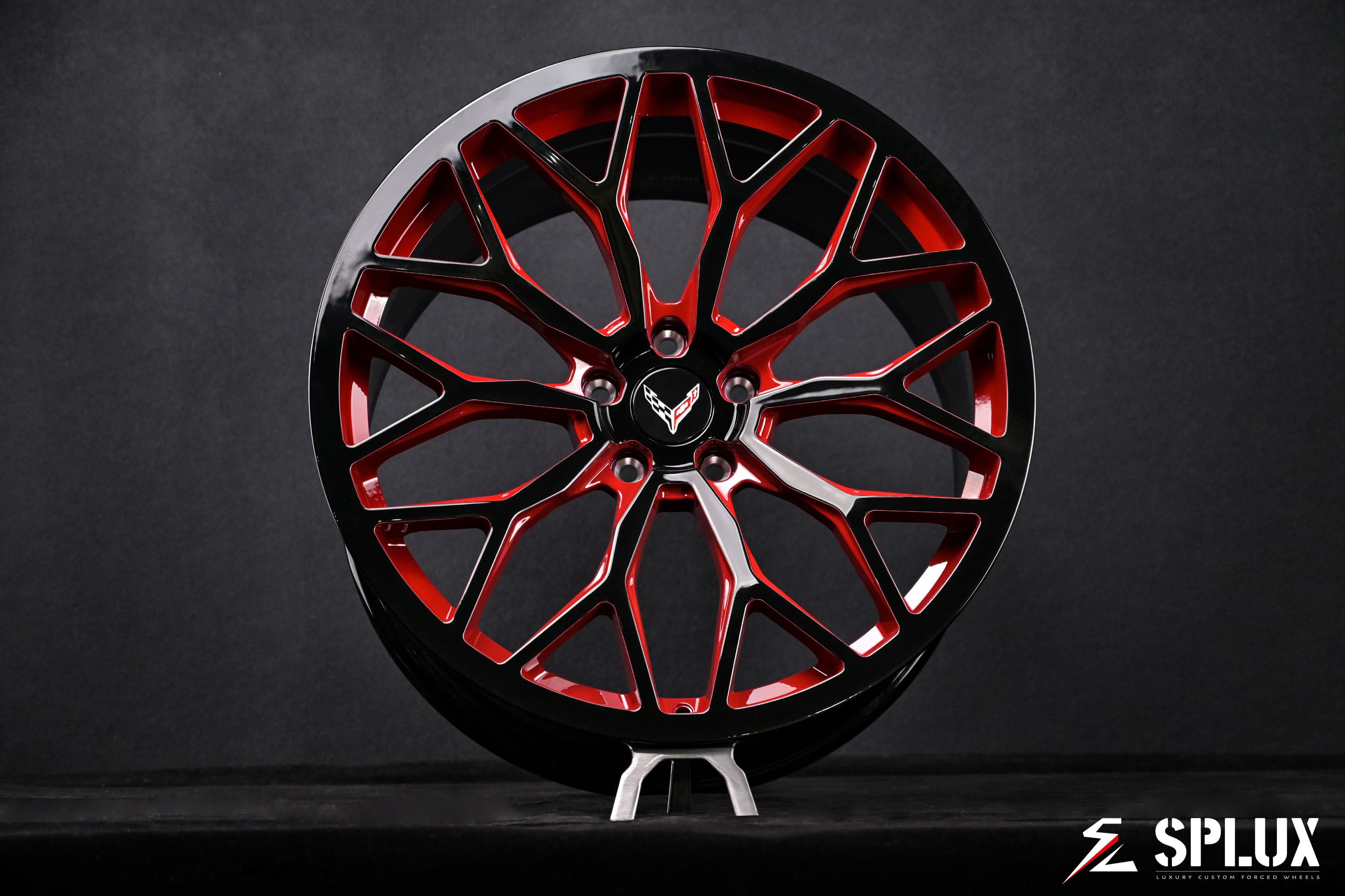 Front 20-inch SC-14M forged wheel with piano black barrel and red accent spokes on the C8 Stingray