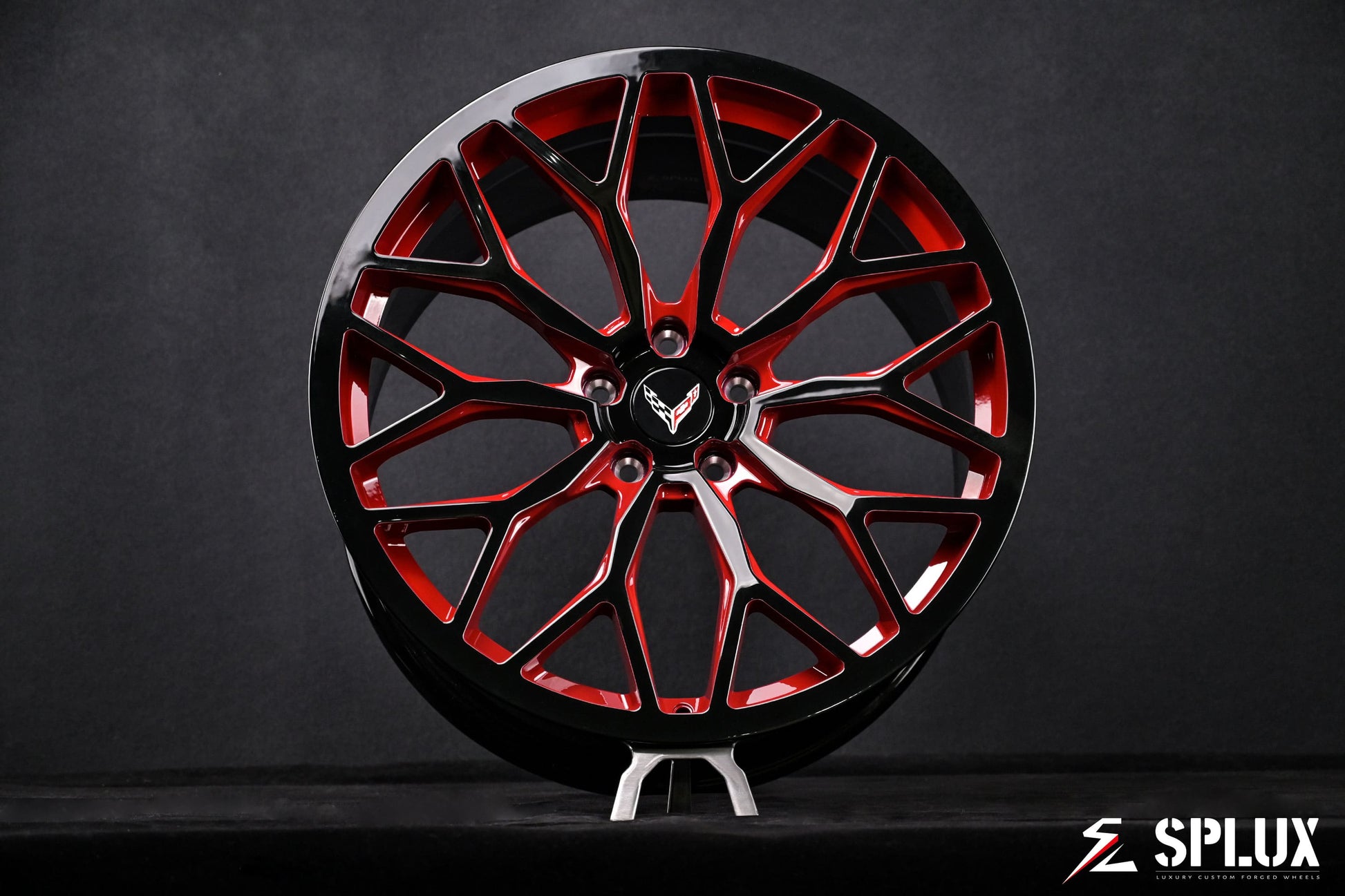 Front 20-inch SC-14M forged wheel with piano black barrel and red accent spokes on the C8 Stingray
