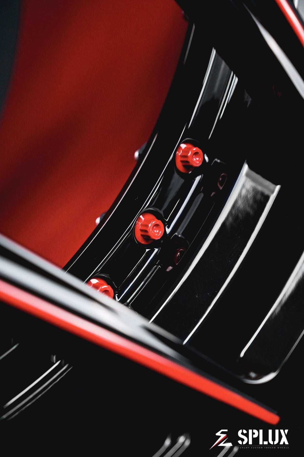 Concave profile of the SL-C04 forged wheel with piano black barrel and gloss red trim