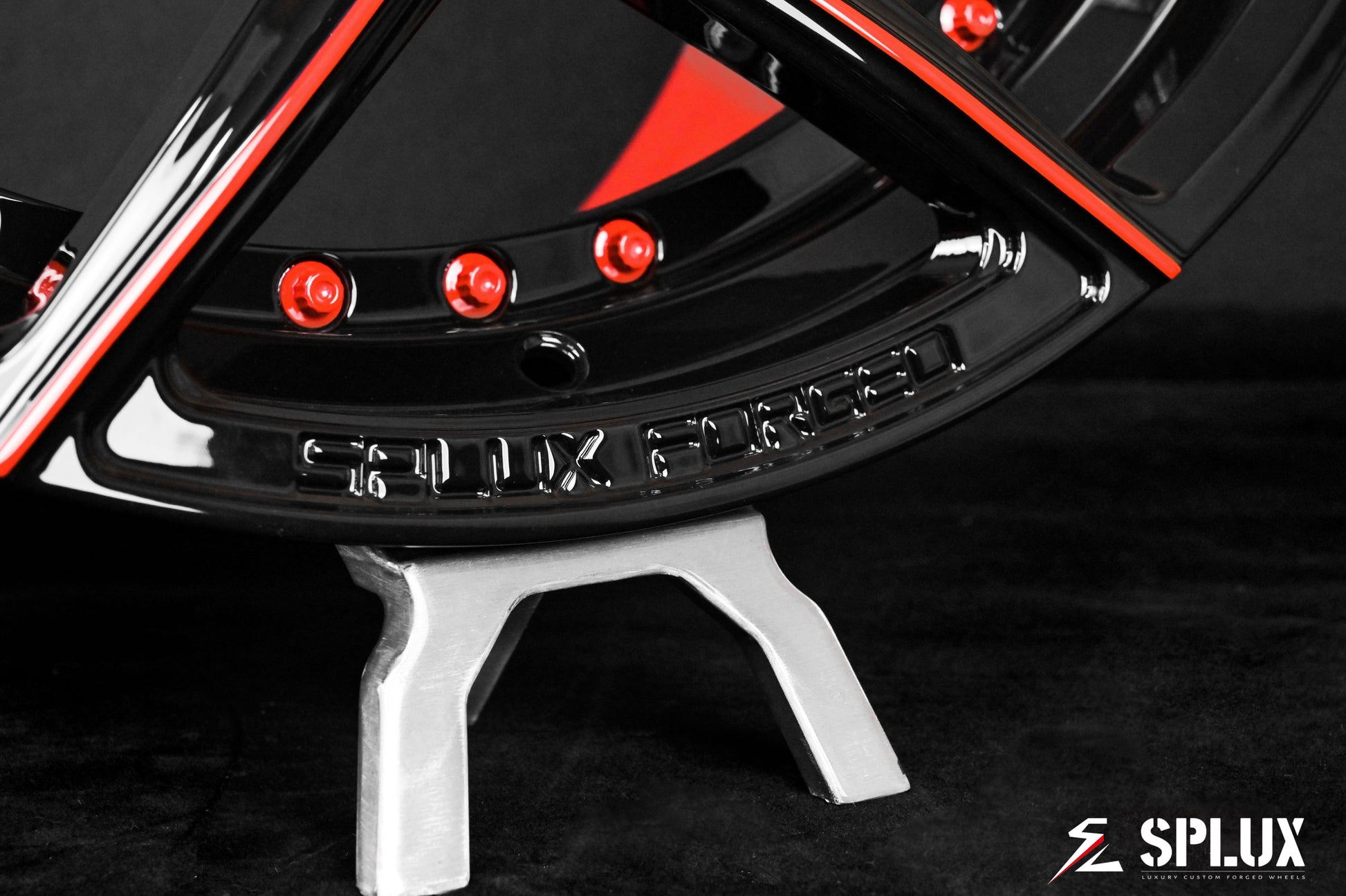 Front 20-inch SL-C04 wheel with gloss red inner barrel and piano black spokes