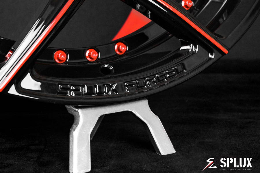 Front 20-inch SL-C04 wheel with gloss red inner barrel and piano black spokes